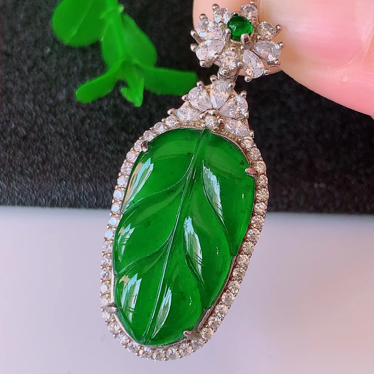冰透满绿翡翠925银镶嵌叶子吊坠，自然光实拍，翠色灵动，颜色漂亮，种老水足，品相佳，佩戴佳品！#97