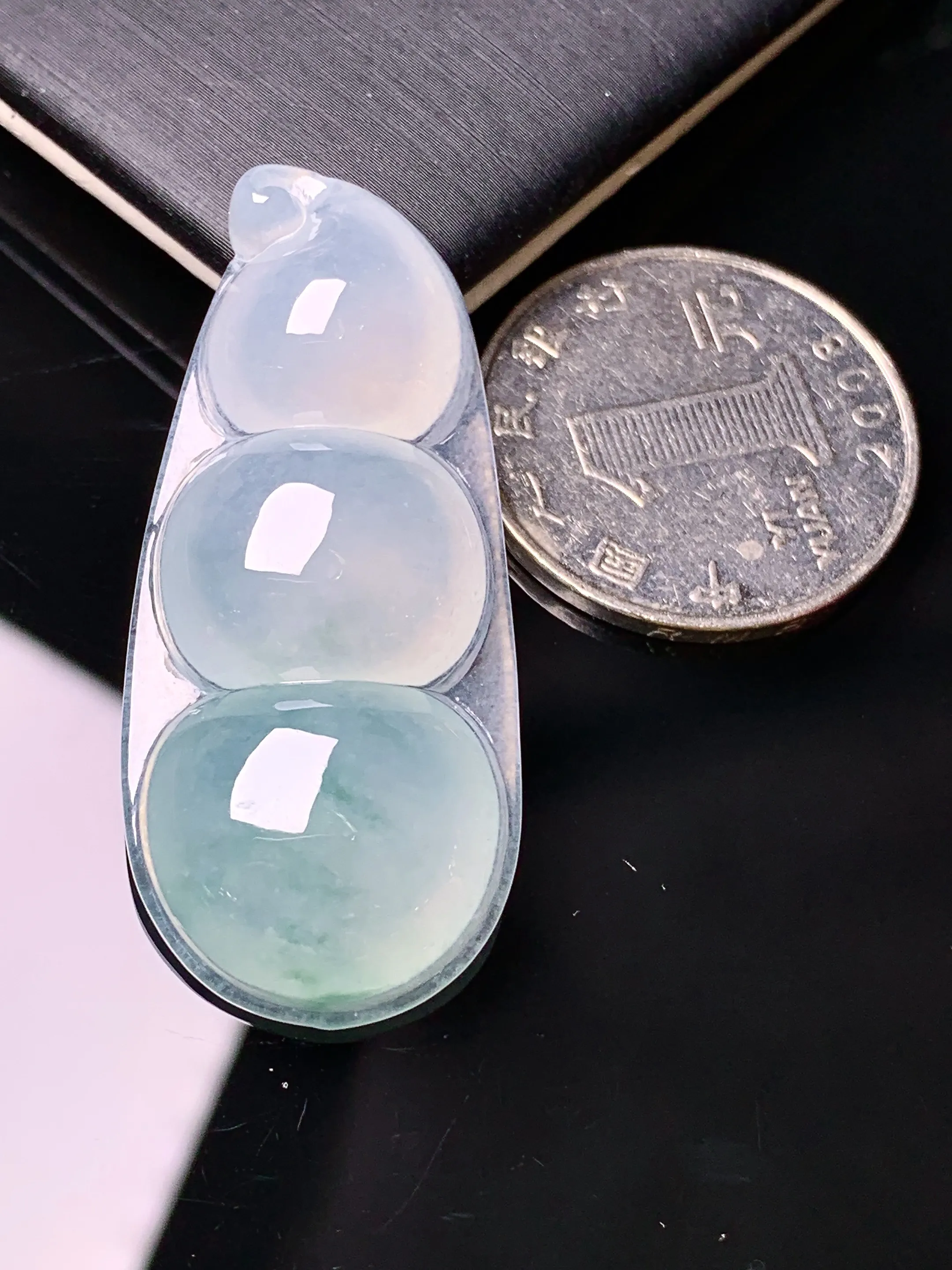 冰种四季豆吊坠 玉质细腻 水润亮眼 色泽艳丽 整体尺寸43.2*19.5*6.8