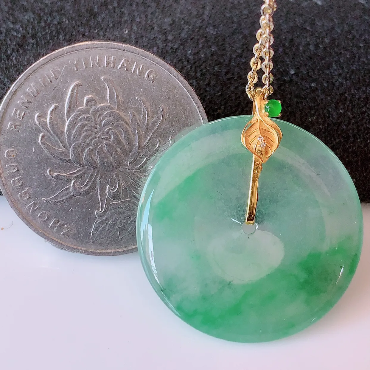 自然光实拍，18K金镶嵌冰种飘花翡翠平安扣吊坠，冰透，灵动飘逸，寓意平平安安，平安扣佩戴端庄漂亮！#41.7整体28*25*5.5裸石25*25