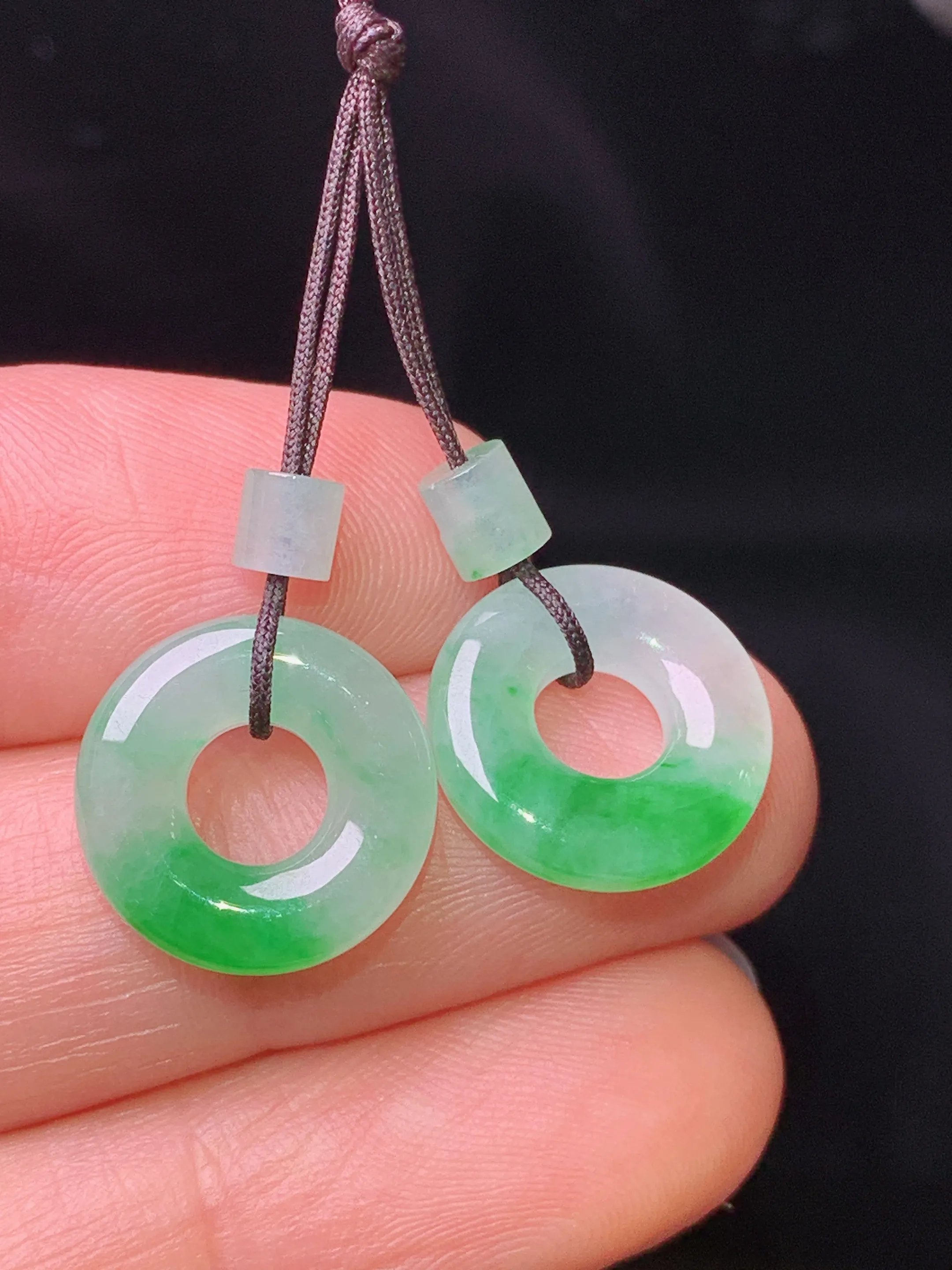 飘绿平安环一对 玉质细腻 水润亮眼 色泽艳丽 整体尺寸13*3.3