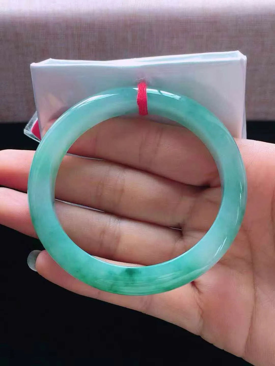 【翡翠名称】老种冰飘花55.3正圈口翡翠手镯
【翡翠尺寸】55.2*9.8*8mm适合54-56正圈口佩戴
【翡翠描述】缅甸天然翡翠A货，种老水足，玉质细腻，色泽靓丽，性价比高，佩戴效果好！