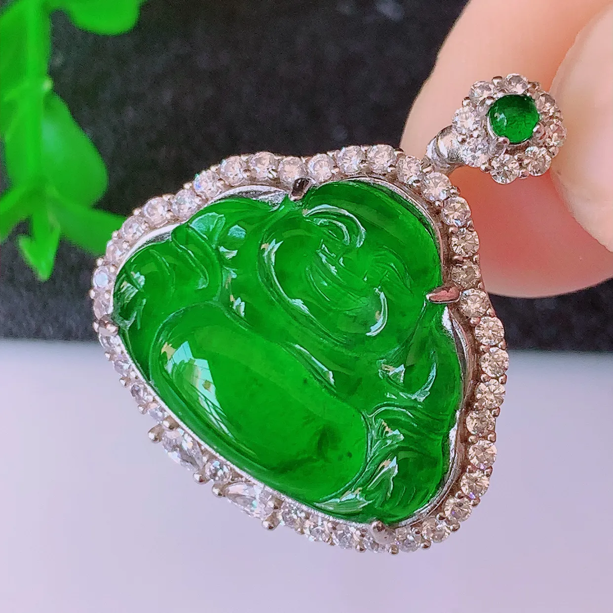 冰透满绿翡翠925银镶嵌佛公吊坠，自然光实拍，翠色灵动，颜色漂亮，种老水足，品相佳，佩戴佳品！#97.7整体27.5*24.5*7.8裸石20*16.5