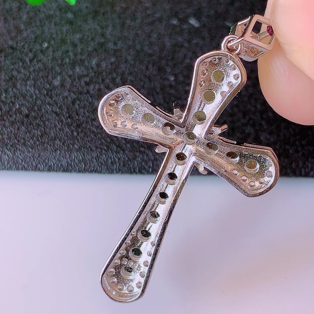 冰透满绿翡翠925银镶嵌十字架吊坠，自然光实拍，翠色灵动，颜色漂亮，种老水足，品相佳，佩戴佳品！#97.7整体44.5*24.2*5.6裸石2.5*2.5