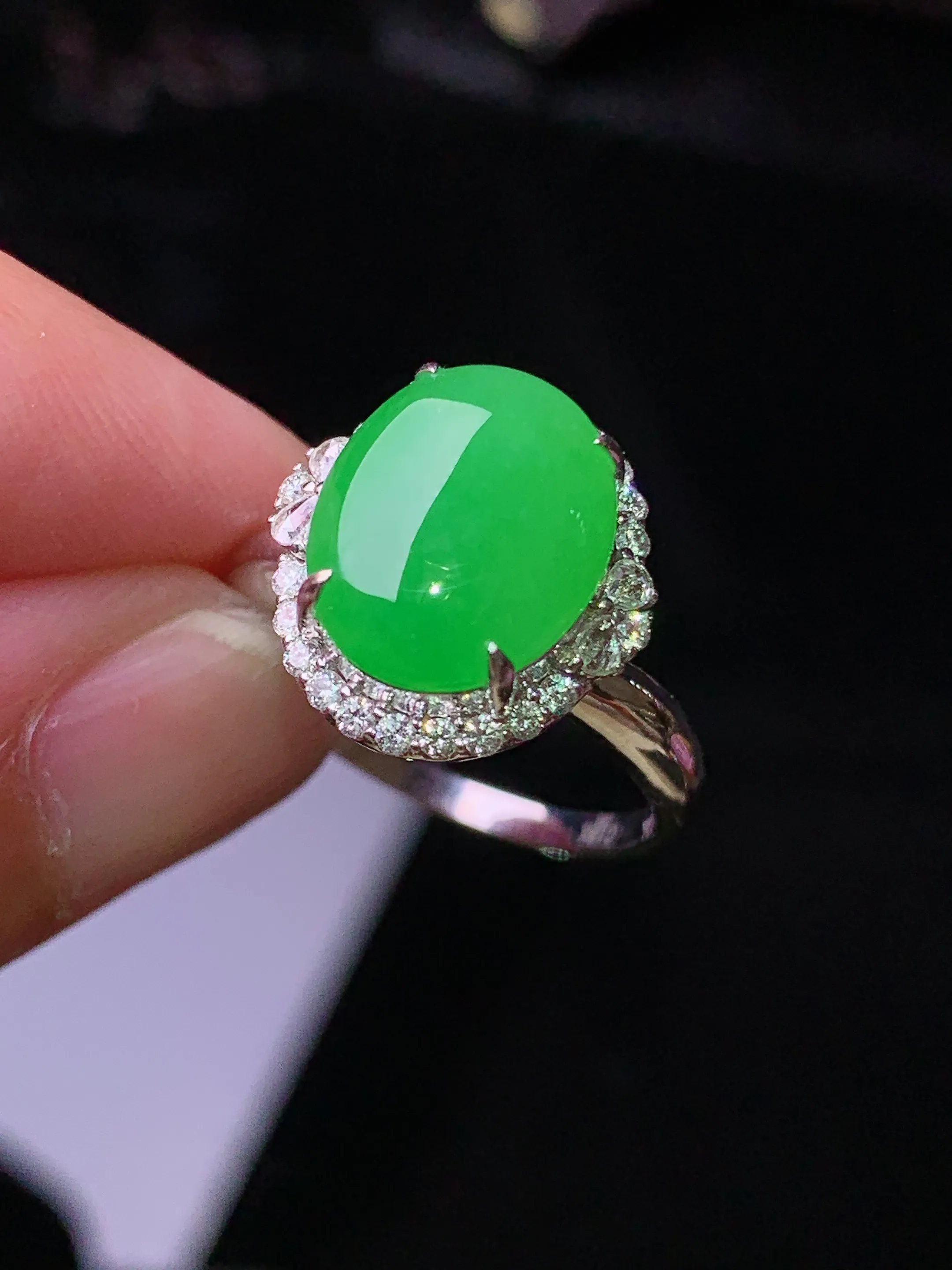 18k金钻镶嵌满绿蛋面戒指 玉质细腻 水润亮眼 色泽艳丽 圈口14 整体尺寸14.2*13.5*9.6