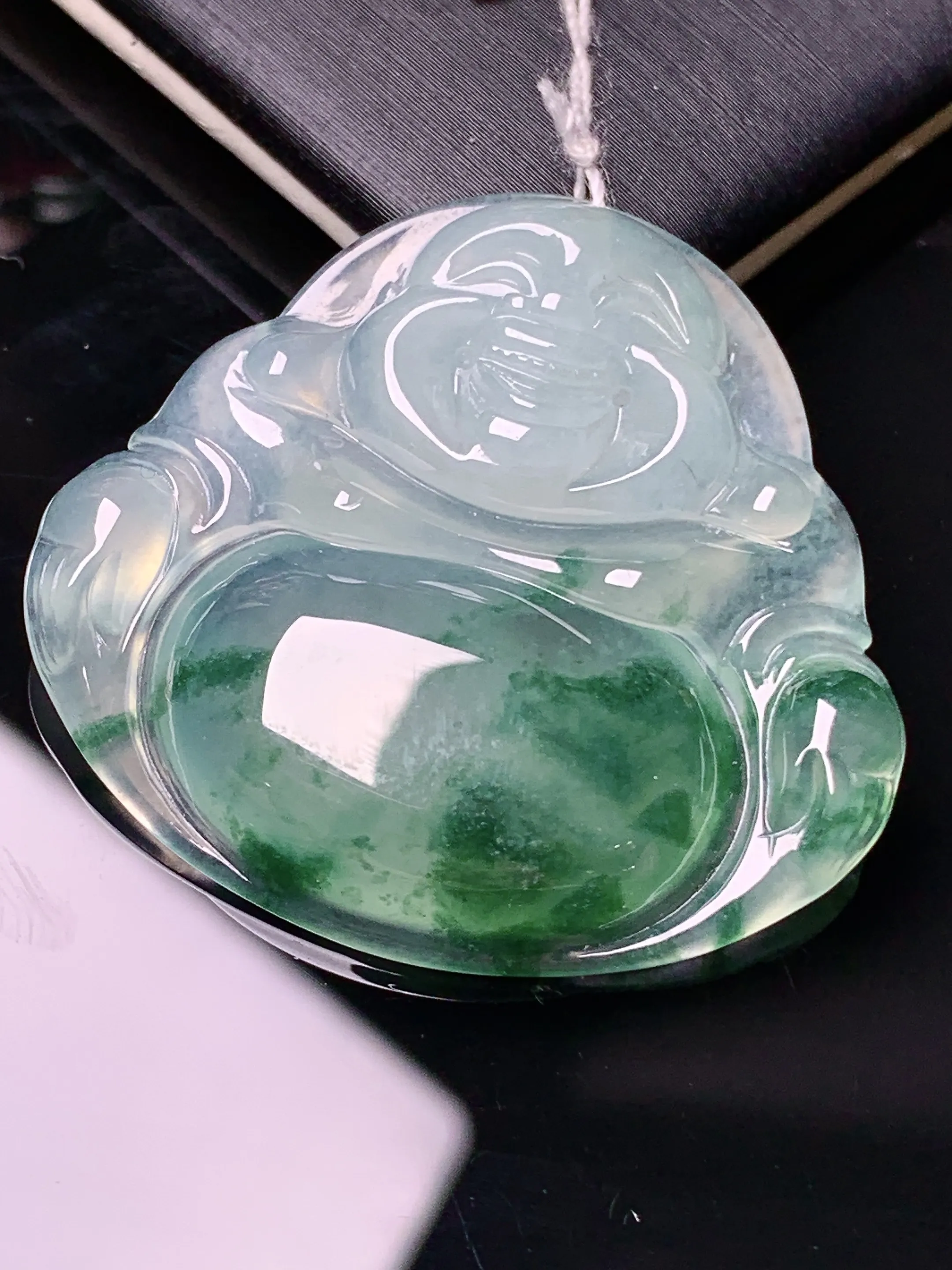 冰种飘绿佛公吊坠 玉质细腻 水润亮眼 色泽艳丽 整体尺寸32.2*34.5*5.7