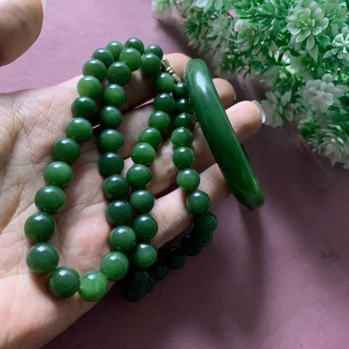 套装，58.5圈口和田玉碧玉菠菜绿手镯加菠菜绿项链套装，【挽间柔情】，镯型古朴典雅。在诗情画意的雨巷