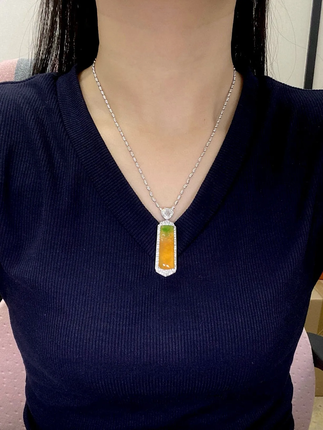 【冰种黄翡飘绿仿古无事柱】质地细腻，冰润透亮，光泽出众，冰感十足，18k金古法镶嵌，裸石尺寸30.8*10.7*4.1毫米