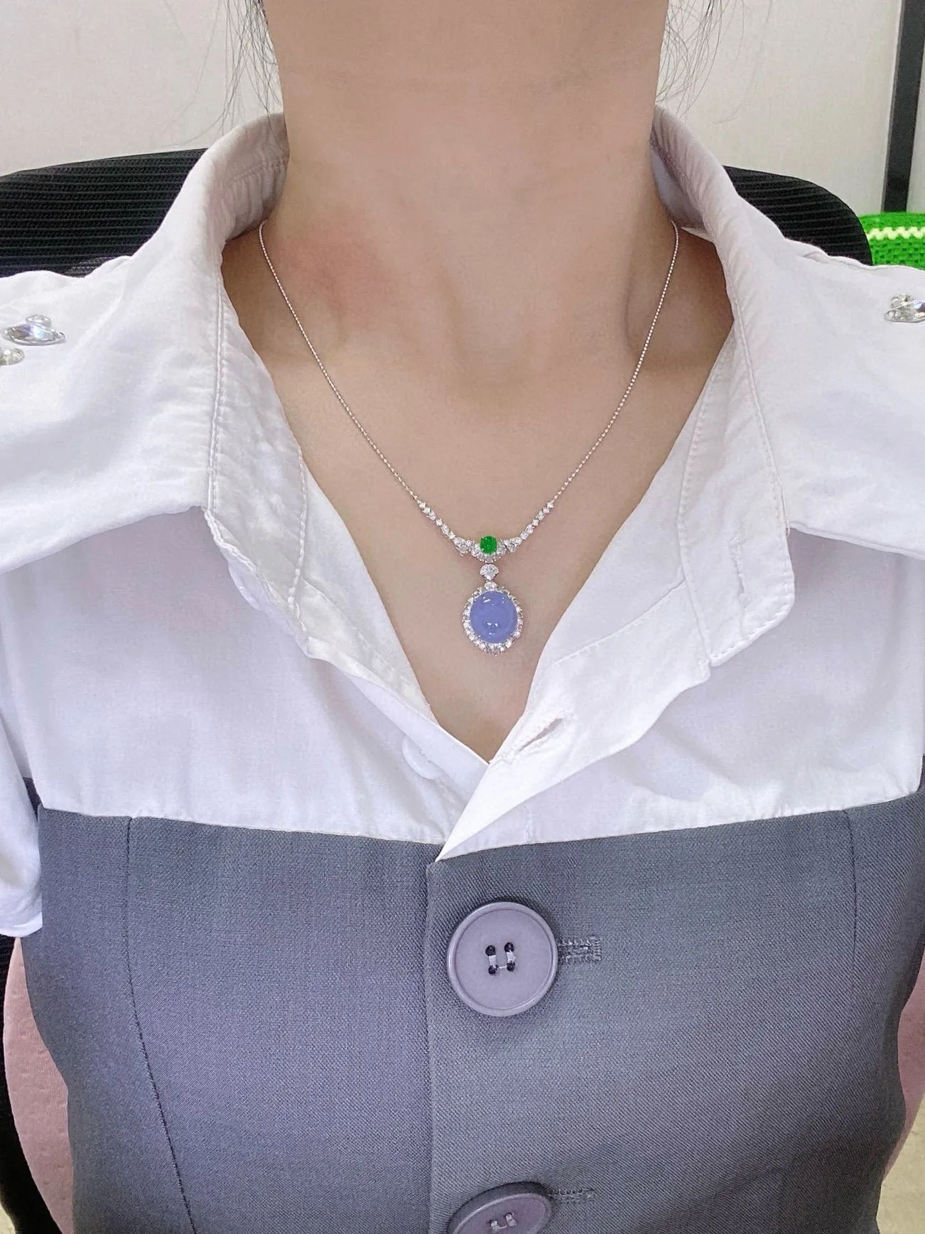 【冰种紫蛋面吊坠】质地细腻，饱满度很好，晶莹剔透，18k金钻镶嵌，裸石尺寸12.4*11.1*5.2毫米