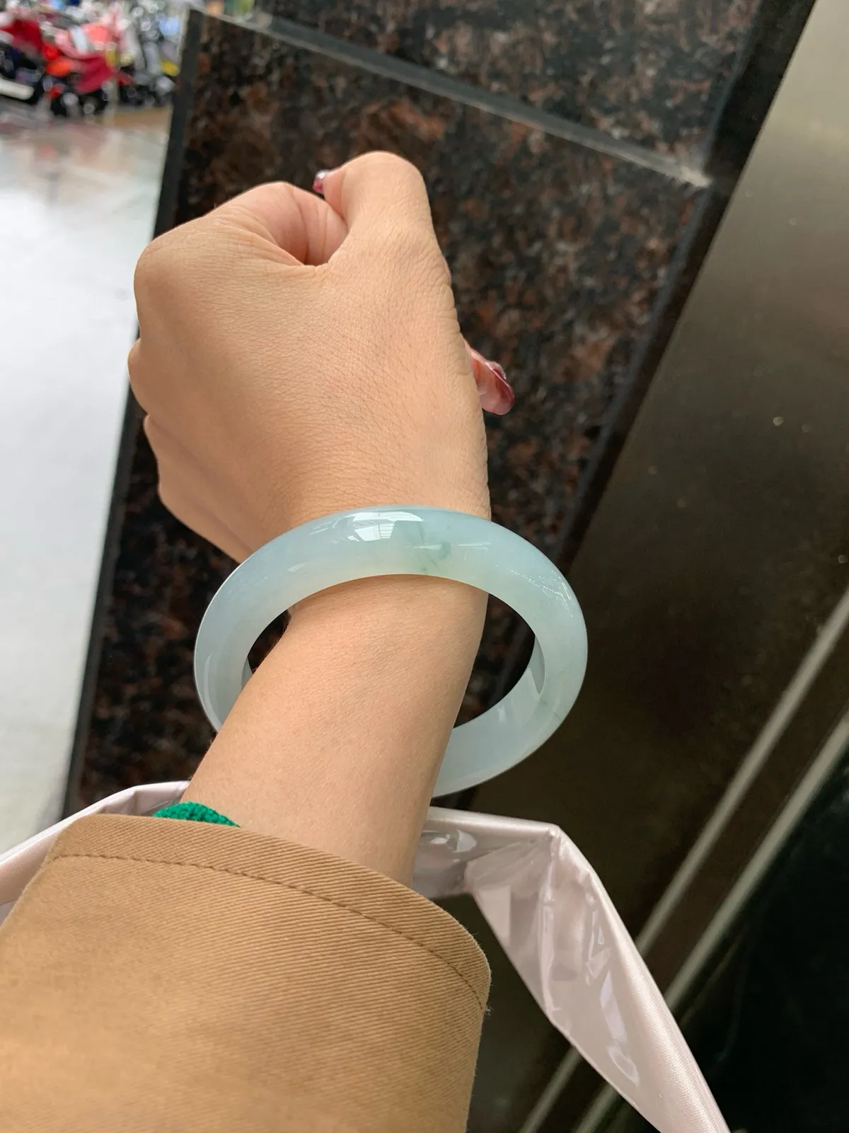 私人专拍
限时特惠链接
飘花正圈，完美，底妆水润细腻，几抹蓝花灵动飘逸，意境感十足，古典优雅又秀气