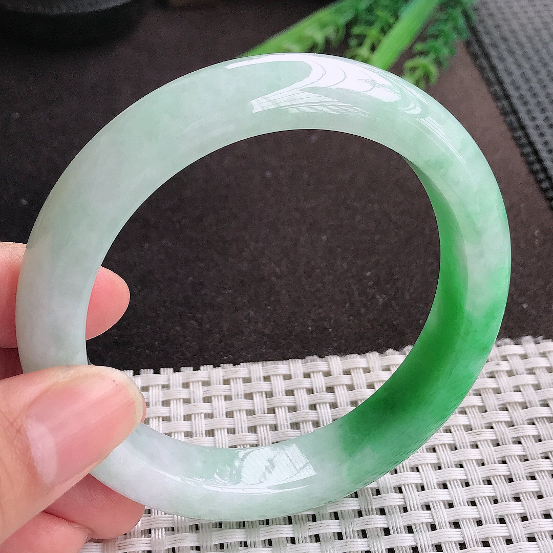 天然A货翡翠61.5/13/9.6老坑精美温润飘阳绿手镯大圈口宽边玉镯