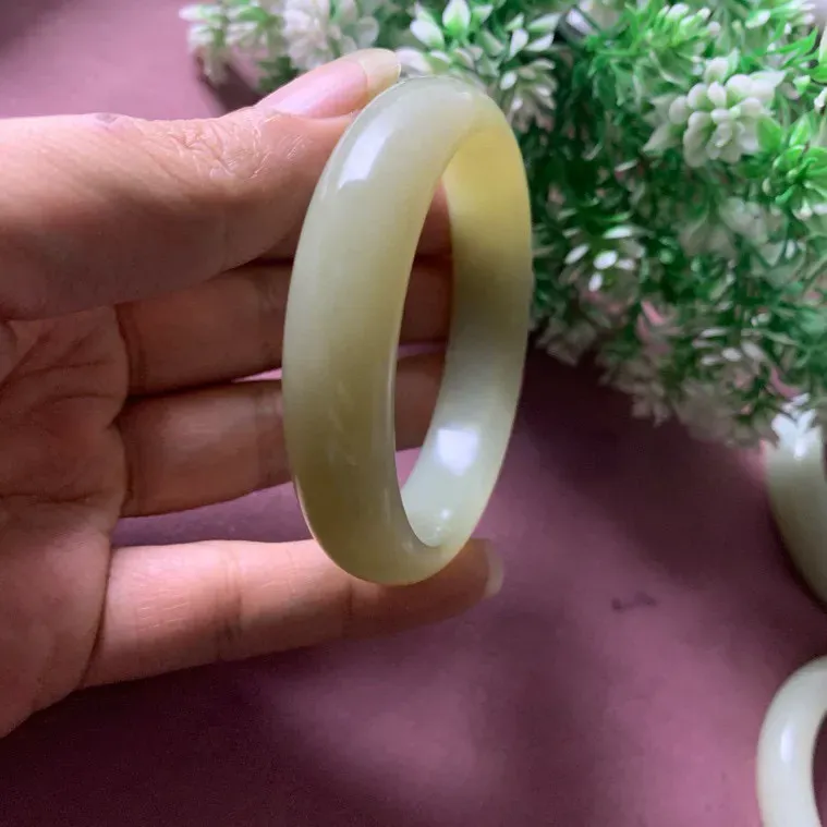 和田玉55黄口料手镯，圈口55宽13玉质细腻油润 底色纯净 脂粉好，品质高。