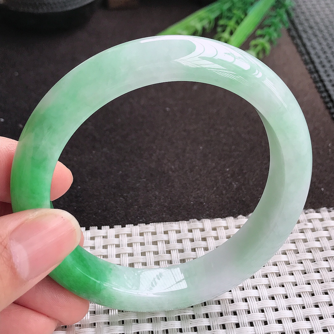 天然A货翡翠61.5/13/9.6老坑精美温润飘阳绿手镯大圈口宽边玉镯