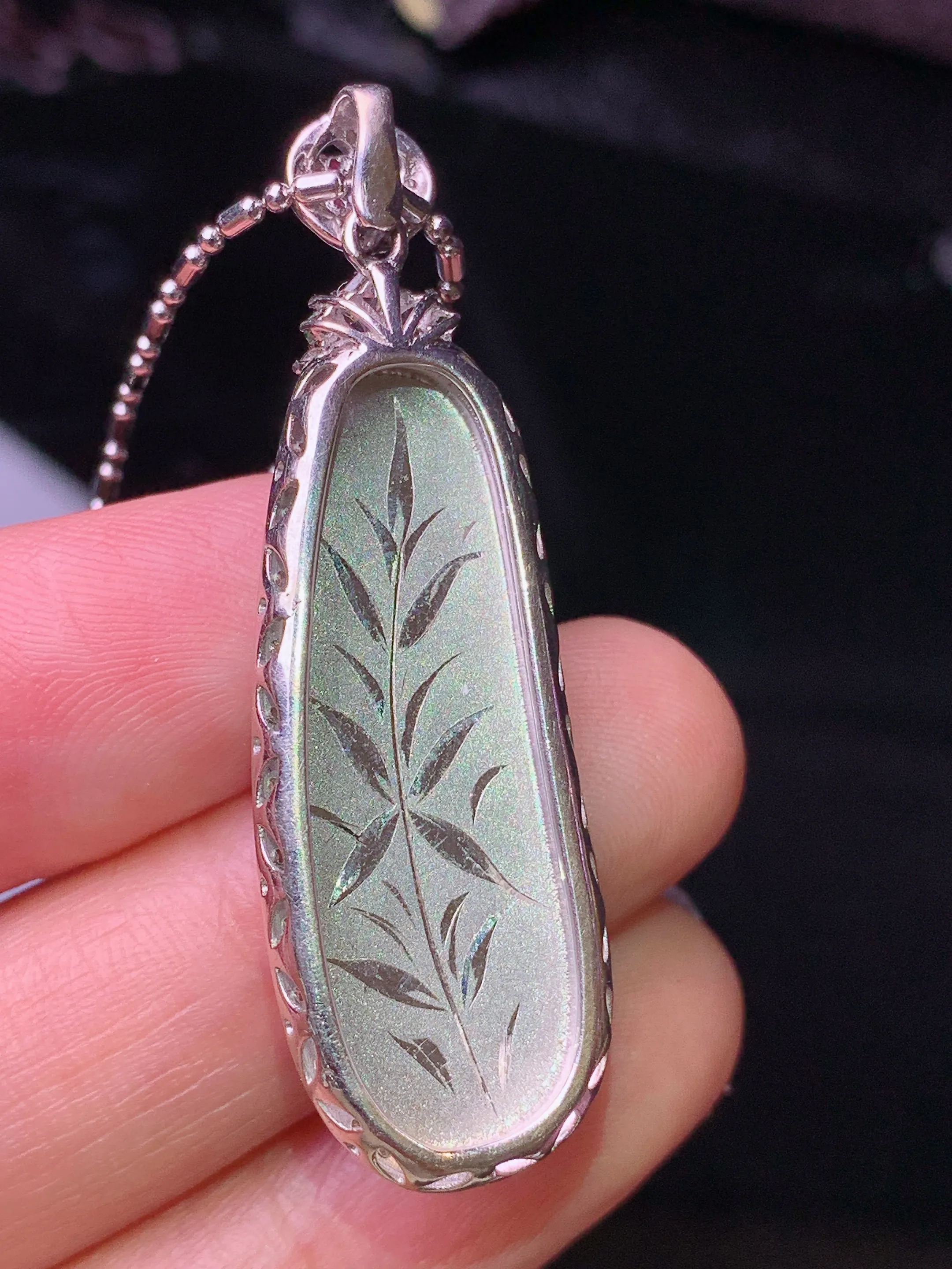 18k金钻镶嵌翠绿四季豆吊坠 玉质细腻 水润亮眼 色泽艳丽 整体尺寸45*14*6.3