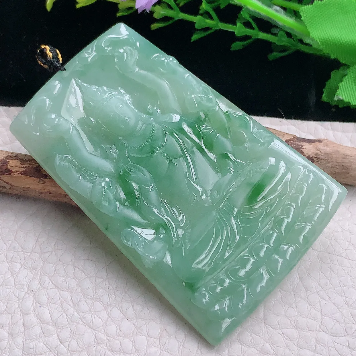 kh自然光71*47.6*5.6缅甸翡翠a货飘绿千手观音 玉观音玉吊坠 玉挂件