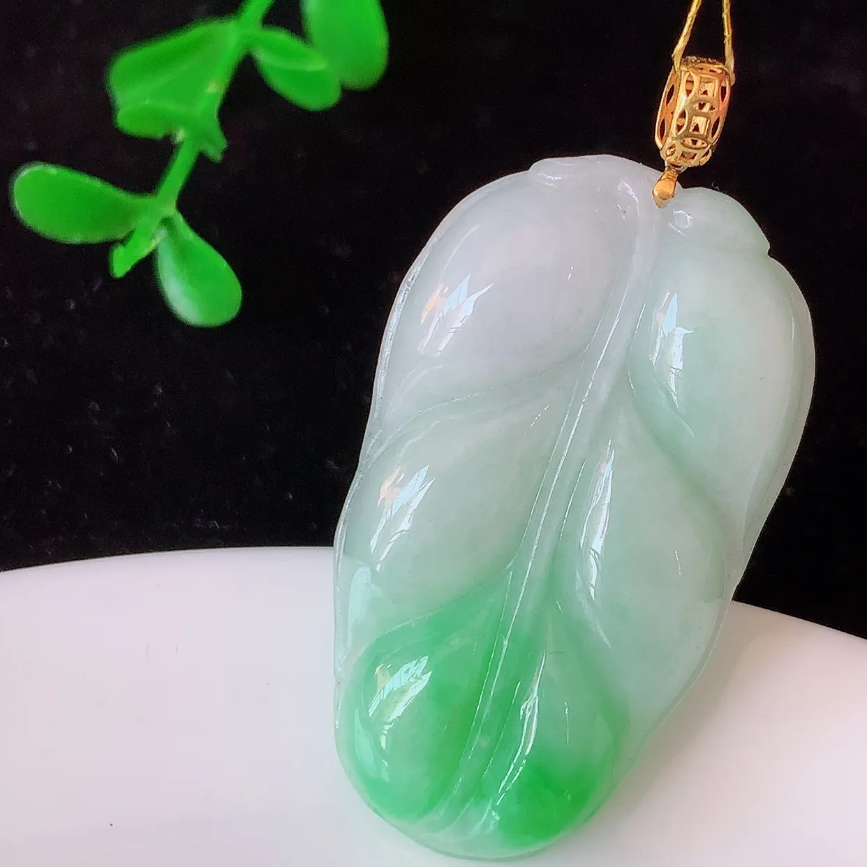 18K金镶嵌飘绿翡翠叶子吊坠 ，种水足，色泽清新，工艺精湛，叶子寓意美好；金枝玉叶，事业有成。#35.7