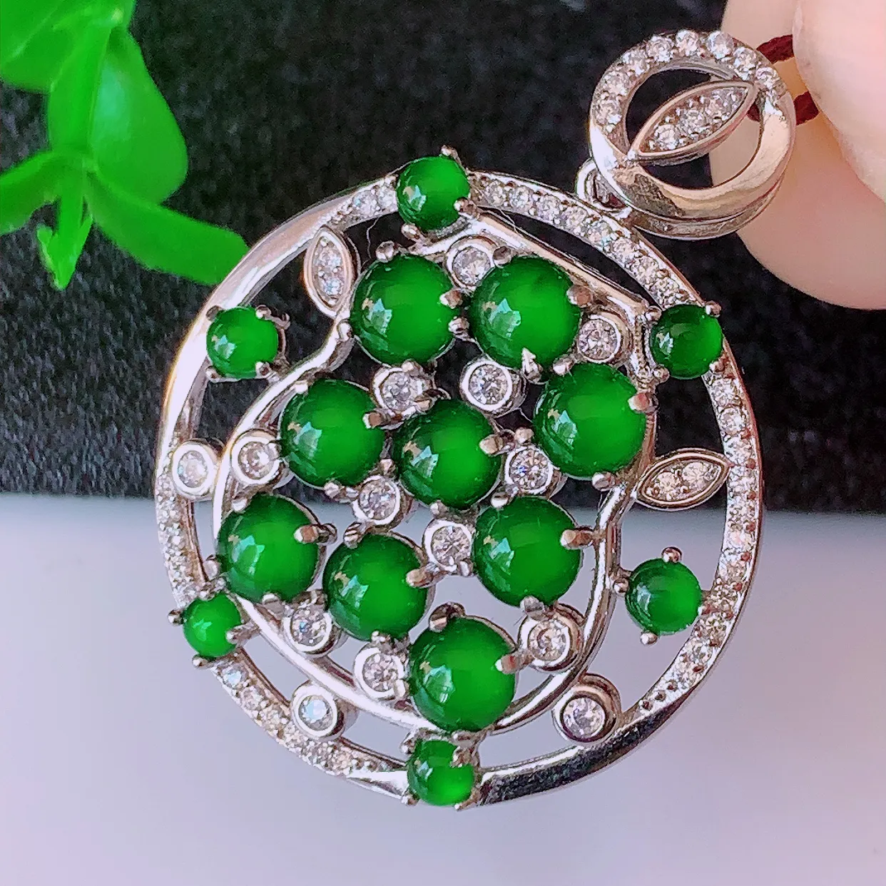 冰透满绿翡翠925银镶嵌吊坠，自然光实拍，翠色灵动，颜色漂亮，种老水足，品相佳，佩戴佳品！#97.7整体32.5-25-5裸石4*4