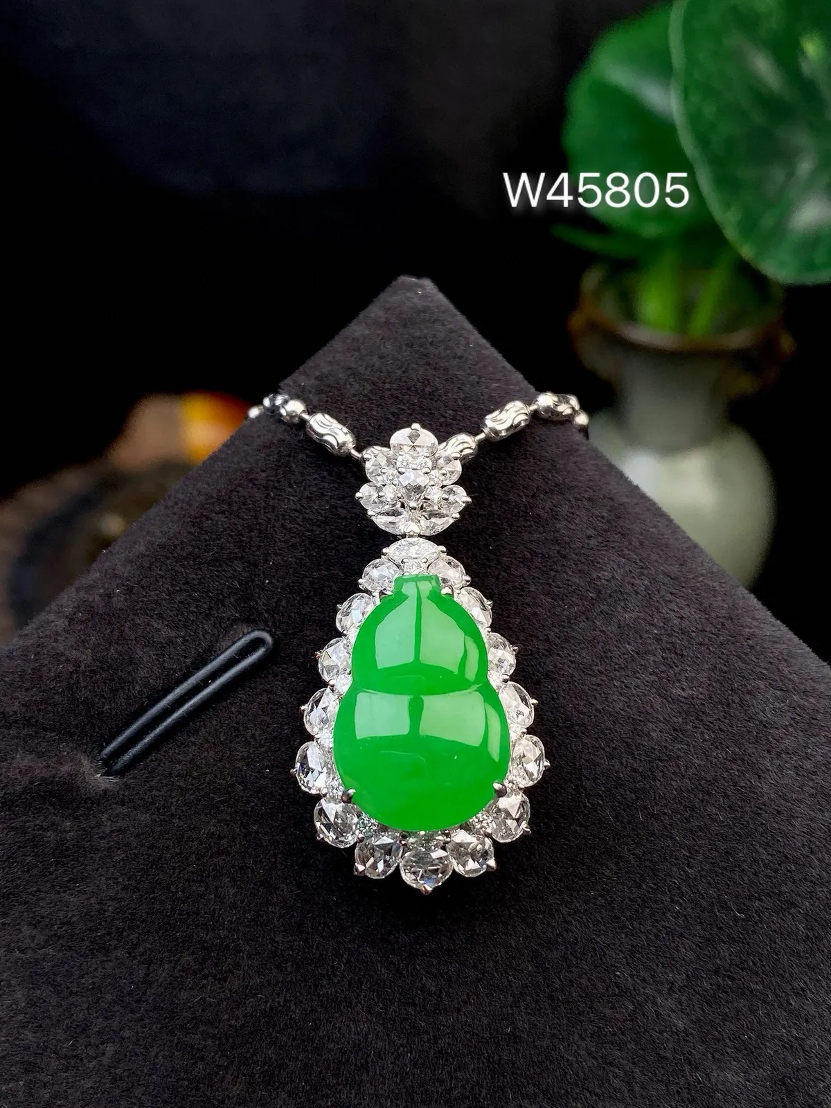 【冰种满绿葫芦吊坠】种水色俱全，冰透闪亮，通透感饱满度很好，18k金钻豪华镶嵌，裸石尺寸15.8*1
