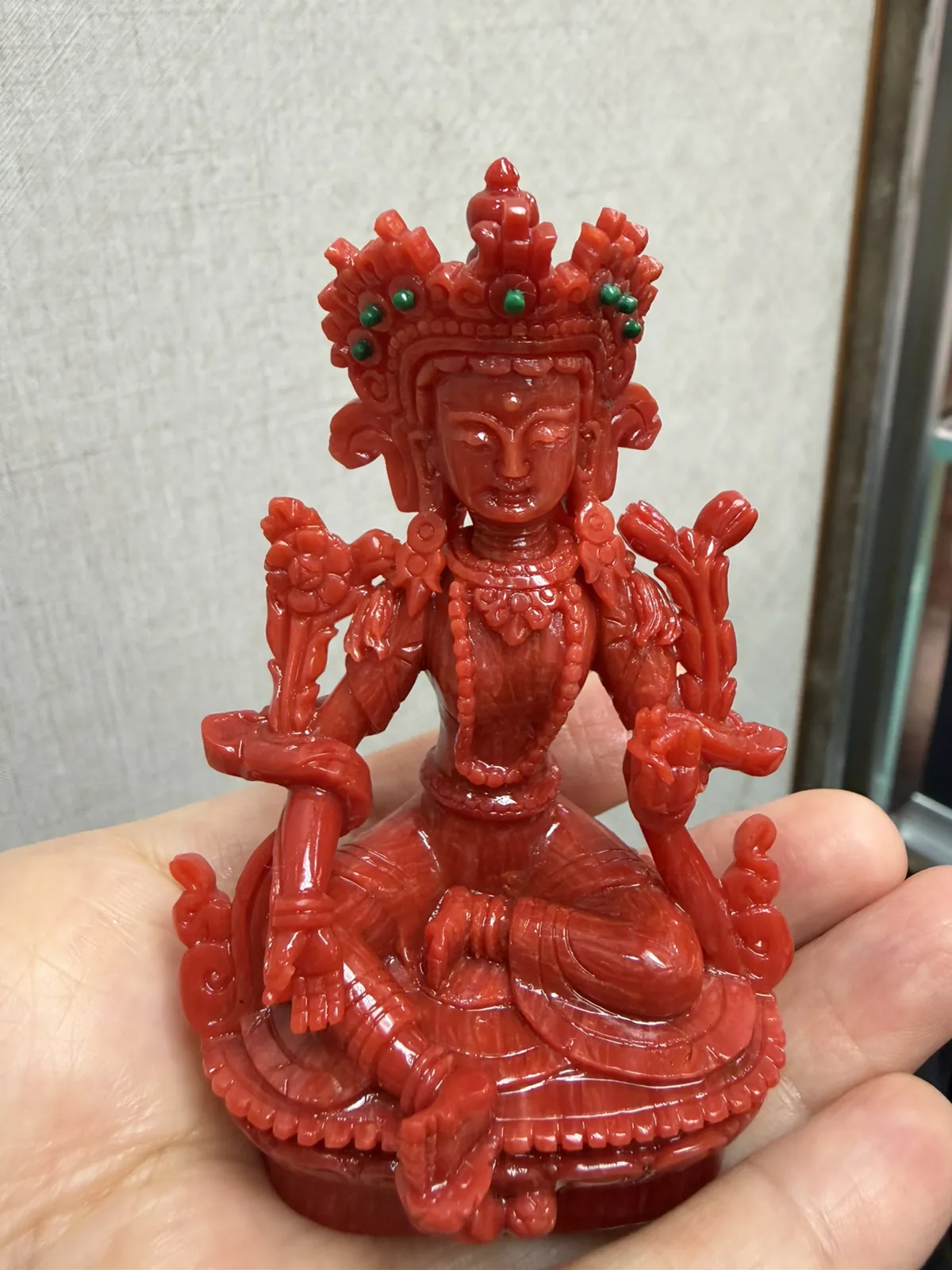 【天然红珊瑚拼接绿镀母小佛摆件】意大利产地，沙丁珊瑚料，深红颜色，釆用台湾拼接手工工艺，精雕细镂，底部有开孔可藏经文，手工工序复杂，高约83.3mm，宽约51mm，厚39.6mm，重量75.67克。天然绿松石点缀！可手持红珊瑚沙丁大枝拼接绿镀母。收藏供奉价值高！