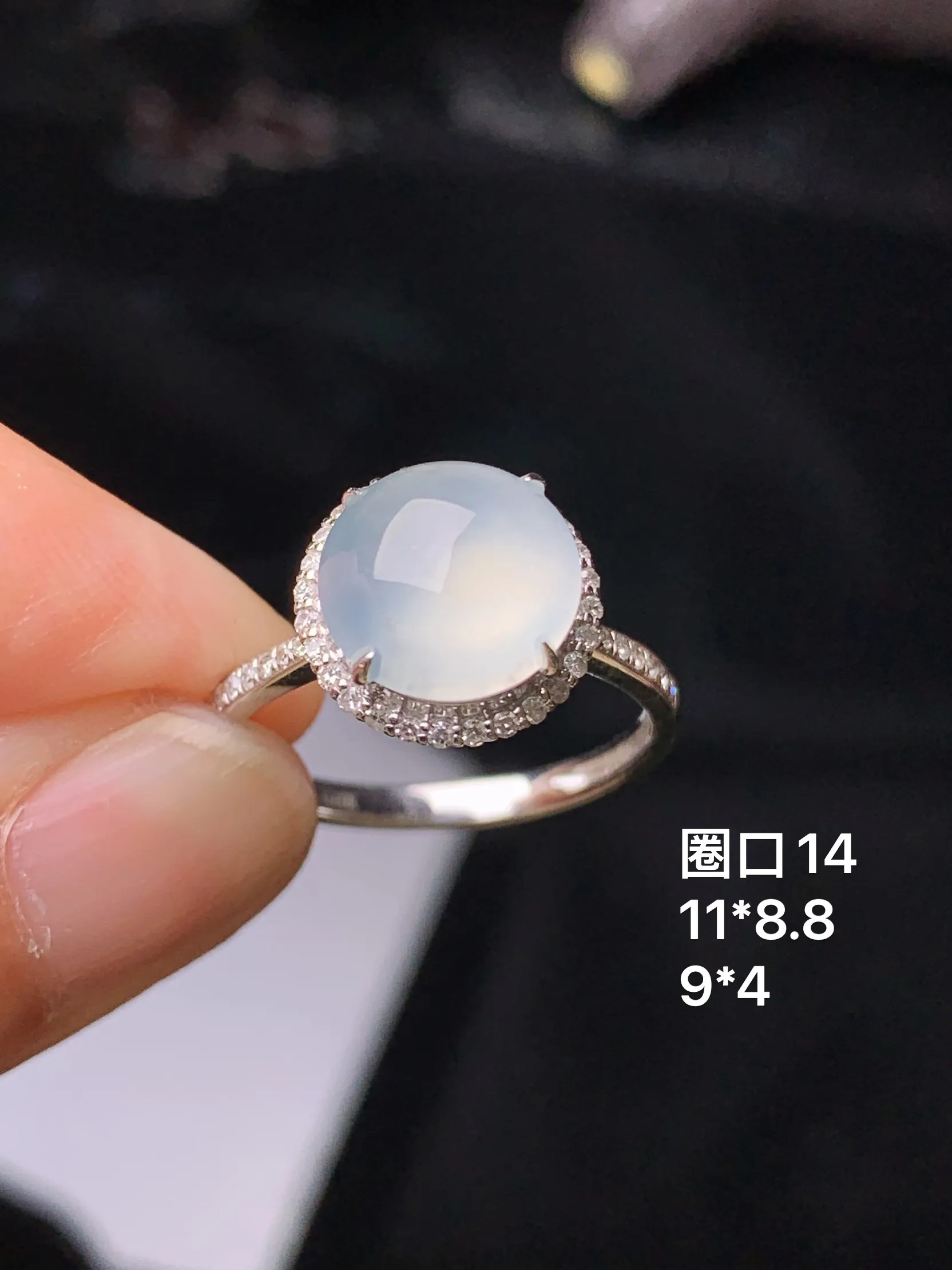 18k金钻镶嵌冰种蛋面戒指 玉质细腻 水润亮眼 色泽艳丽 圈口14 整体尺寸11*8.8