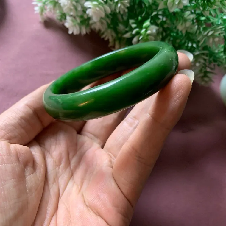 珍藏品，和田玉碧玉62圈口菠菜绿宽条手镯！玉质细腻油润 底色纯净 脂粉好，品质高。