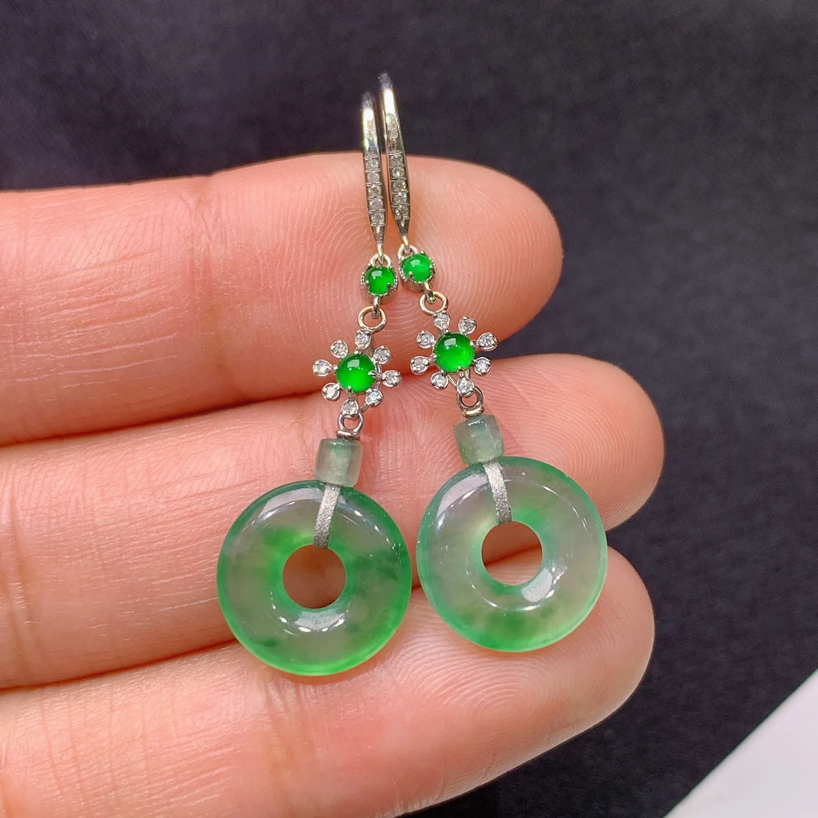 冰飘绿甜甜圈耳坠，18k金镶嵌，简约时尚，冰润色阳，种水足 尺寸11.4*2