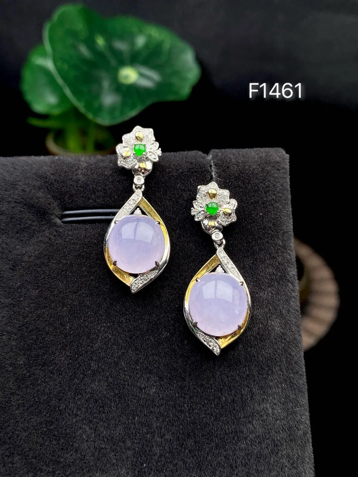 【冰种紫蛋面耳坠】质地细腻，色泽鲜亮，光泽度不错，18k金钻镶嵌，裸石尺寸9.8*9.2*4.9毫米