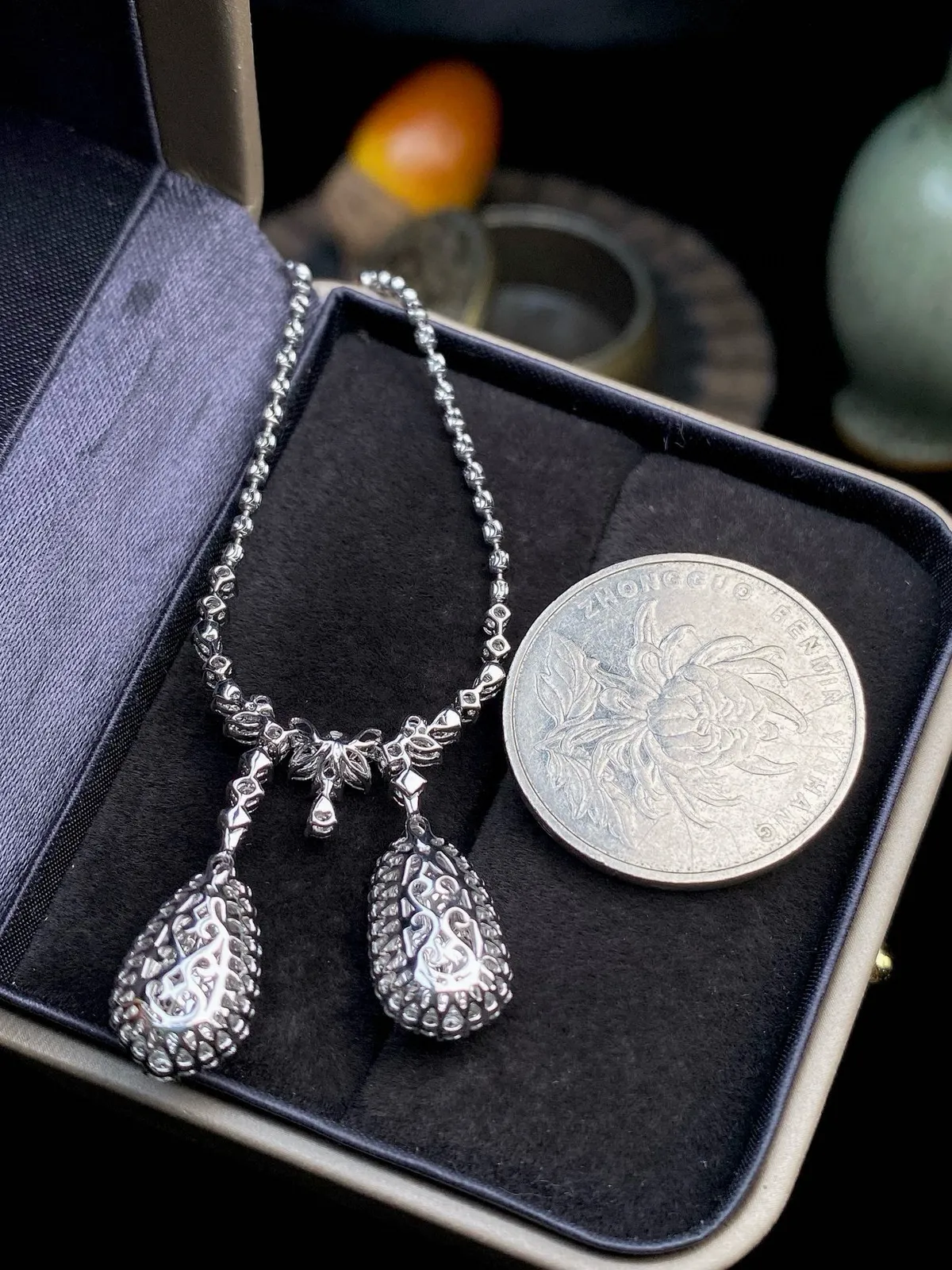 【冰种黄翡满绿福豆镶嵌吊坠】质地细腻，冰感十足，晶莹透亮，18K金钻镶嵌，裸石尺寸12.1*6.7*4.1毫米