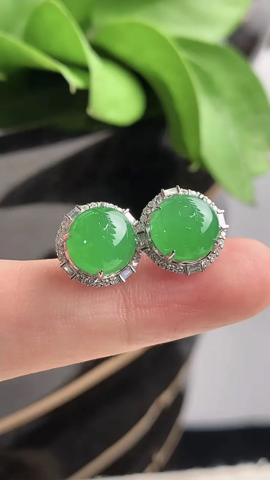 a货翡翠老坑冰种18K金伴钻镶嵌阳绿蛋面耳钉 尺寸8.2mm 重量3.15g 1208