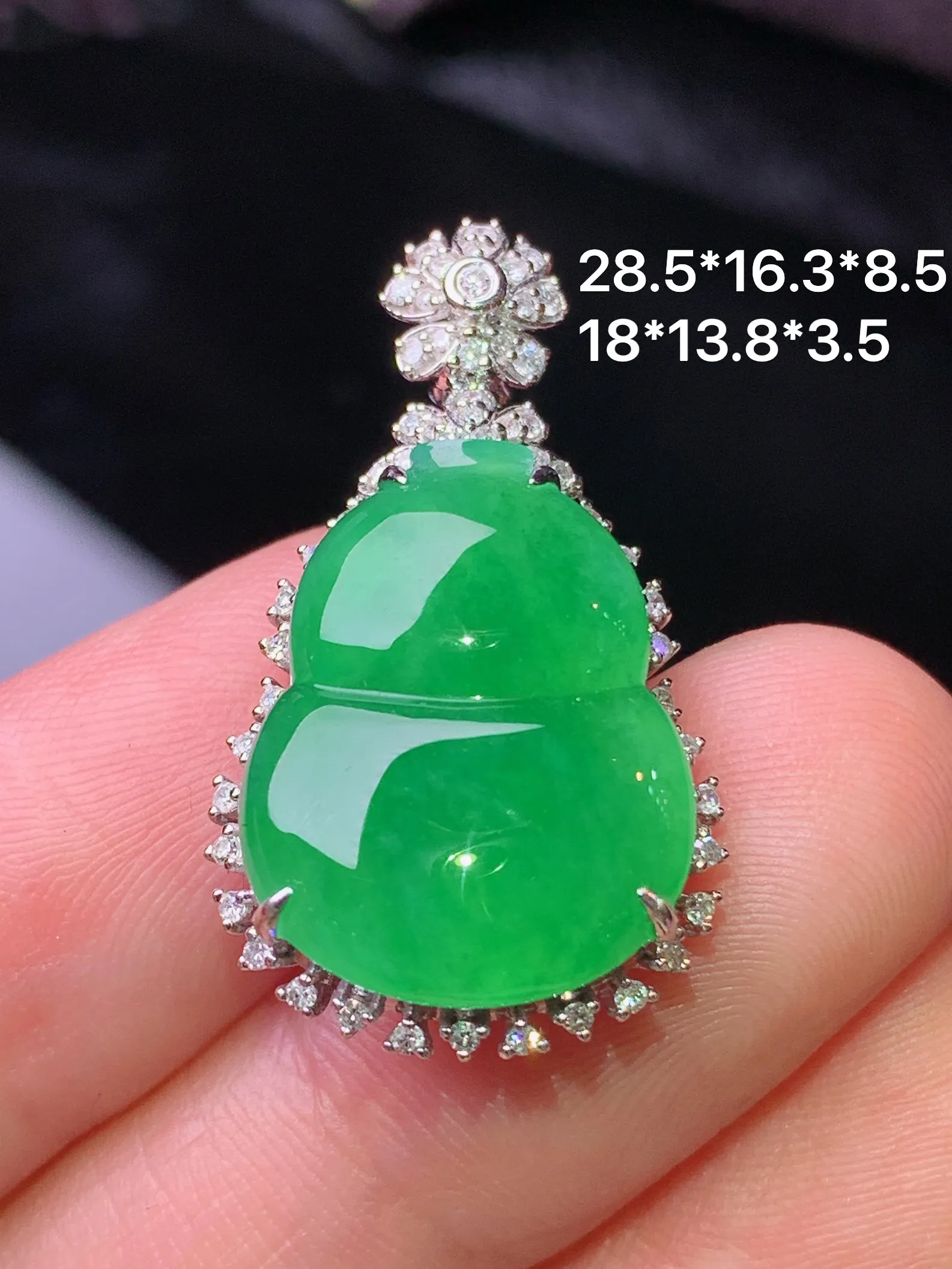 18k金钻镶嵌满绿葫芦吊坠 玉质细腻 水润亮眼 色泽艳丽 整体尺寸28.5*16.3*8.5