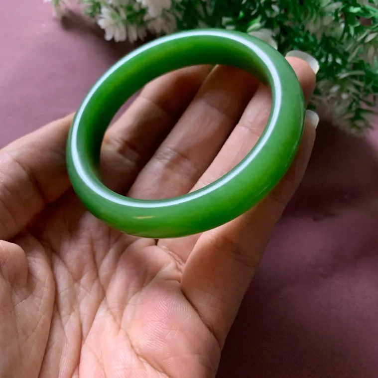 珍藏品，和田玉碧玉55圈口阳绿色手镯，玉质细腻油润 底色纯净 脂粉好，品质高。