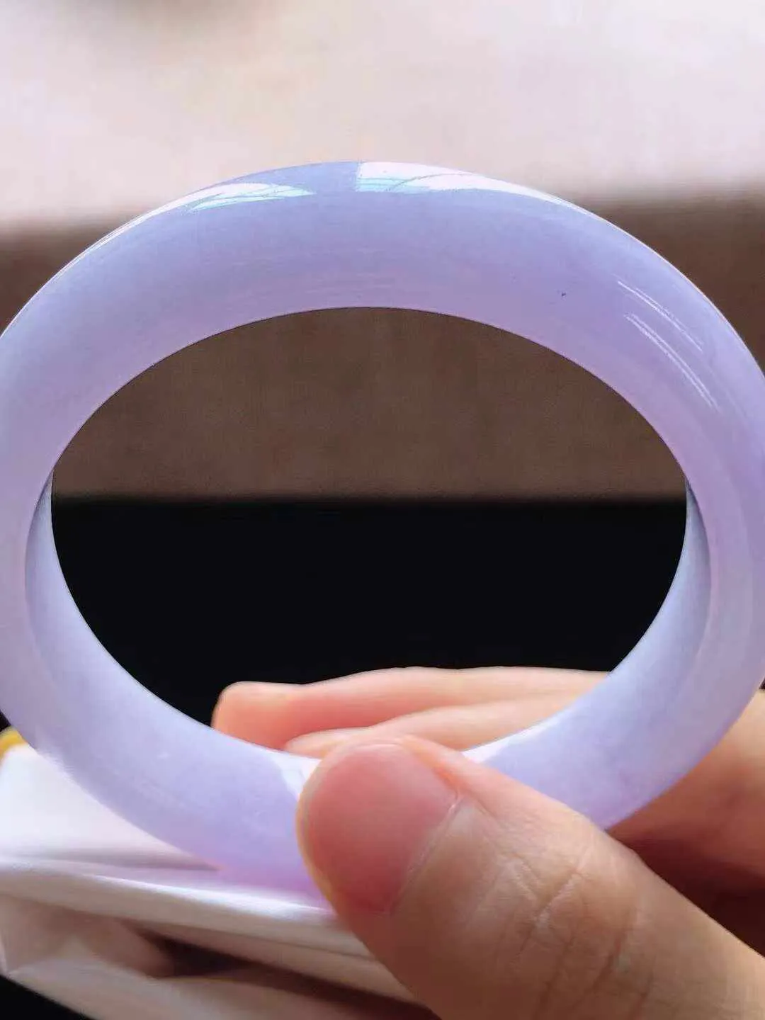 【翡翠名称】冰润紫罗兰53正圈口翡翠手镯
【翡翠尺寸】53*12.5*8mm适合52-54正圈口佩戴