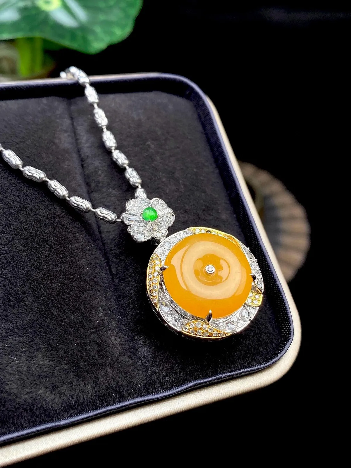 【冰种黄翡平安扣】质地非常细腻，冰润十足，种老冰透，收藏品质，18k金钻镶嵌，裸石尺寸13.8*2.9毫米