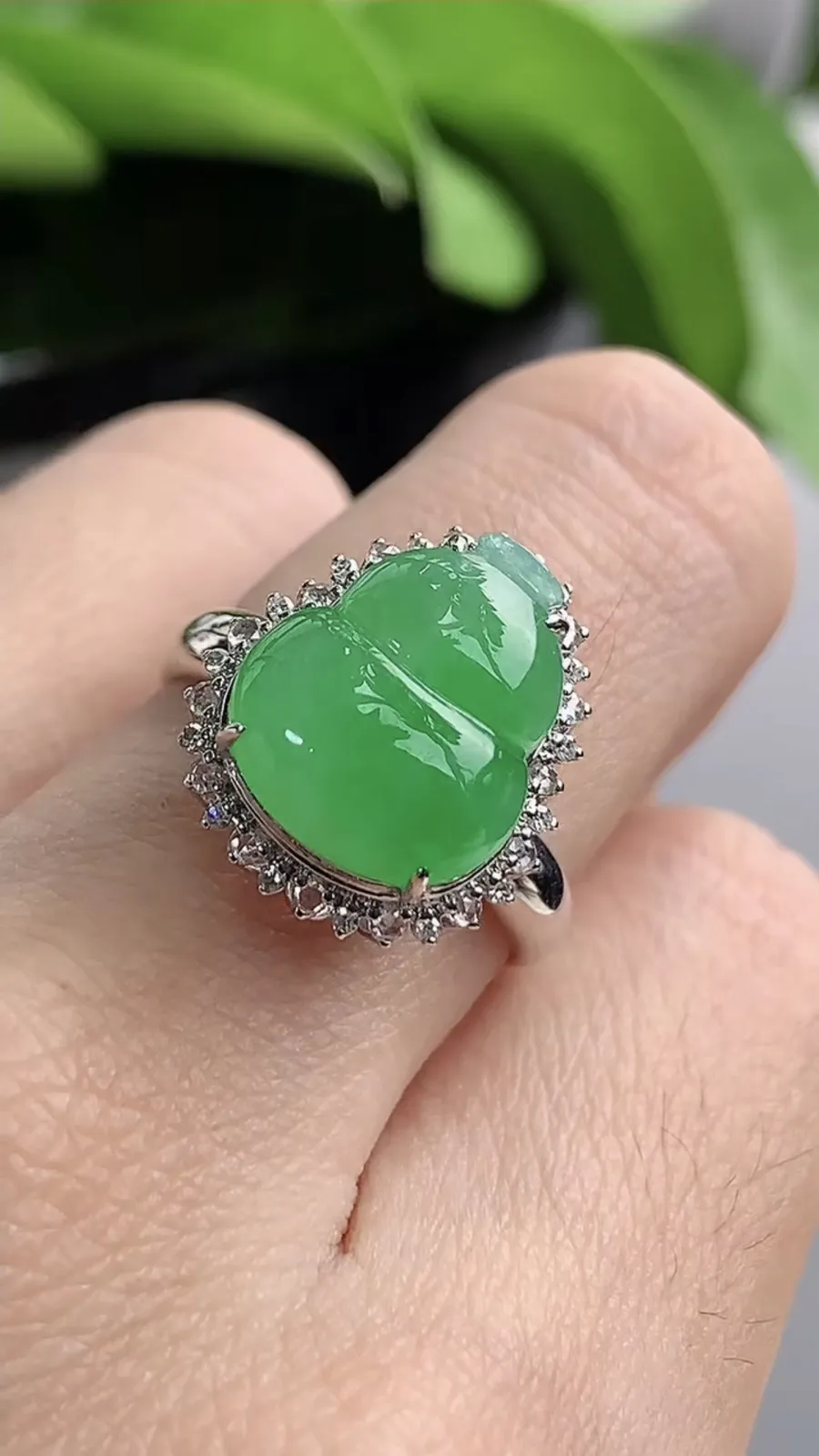 a货翡翠老坑冰种18K金伴钻镶嵌甜绿葫芦戒指 圈口17.4裸石尺寸12.3×10.7mm 重量3.28g 1208