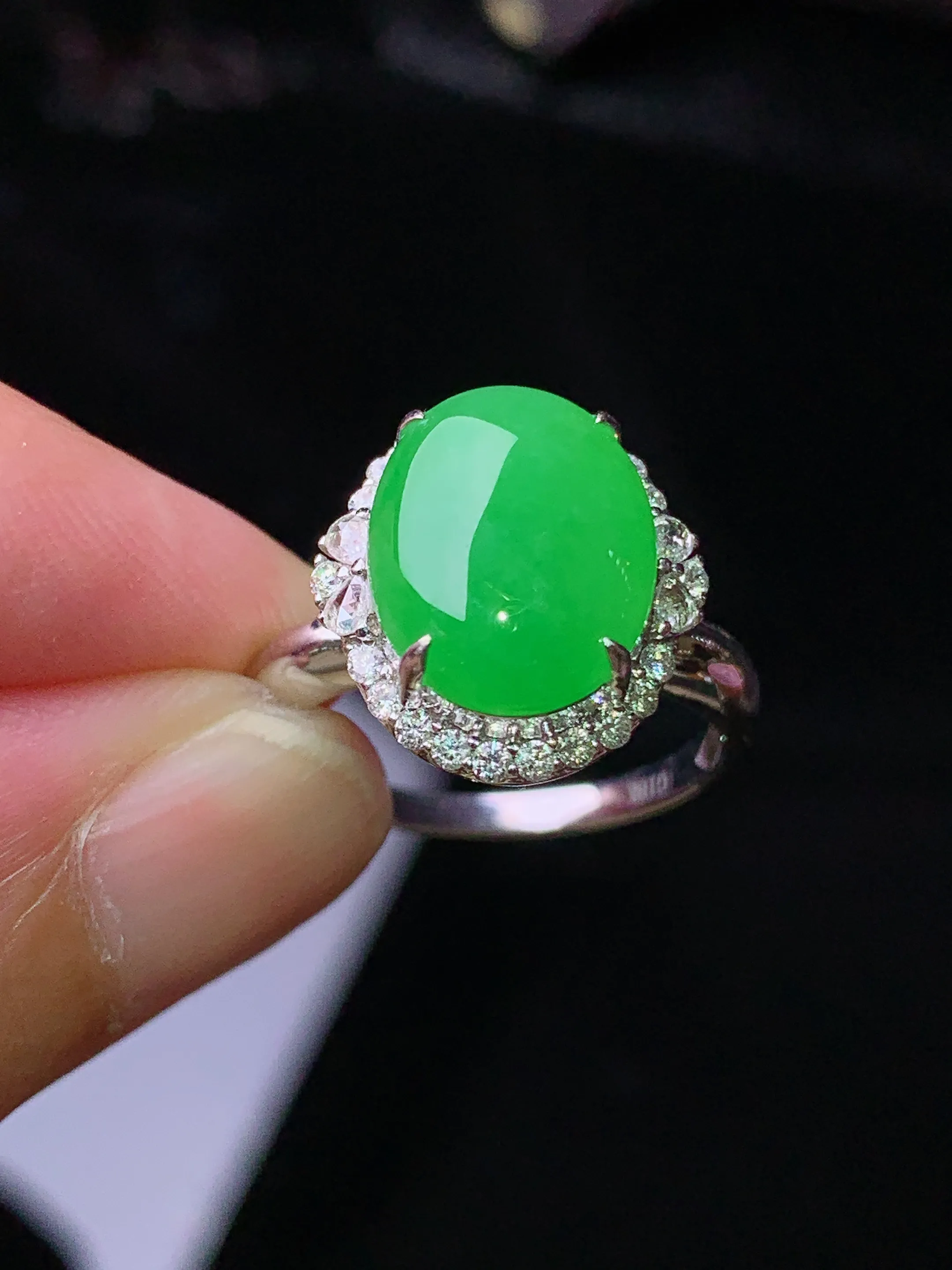 18k金钻镶嵌满绿蛋面戒指 玉质细腻 水润亮眼 色泽艳丽 圈口14 整体尺寸14.2*13.5*9.6