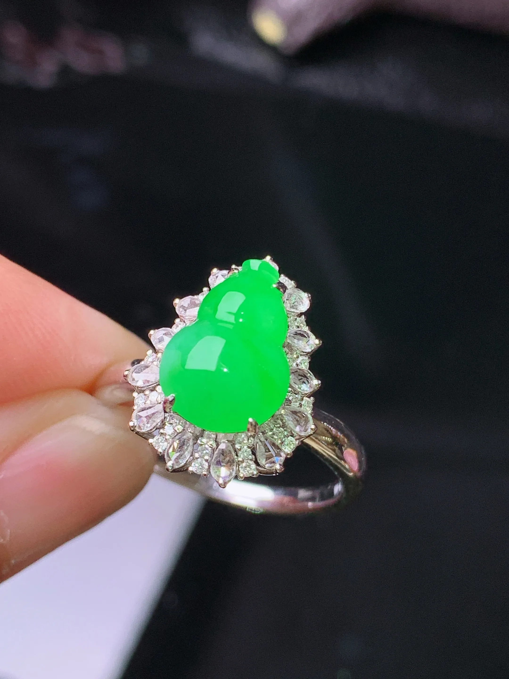 18k金钻镶嵌翠绿葫芦戒指 玉质细腻 水润亮眼 色泽艳丽 圈口14.5 整体尺寸16.2*12.5*10.3
