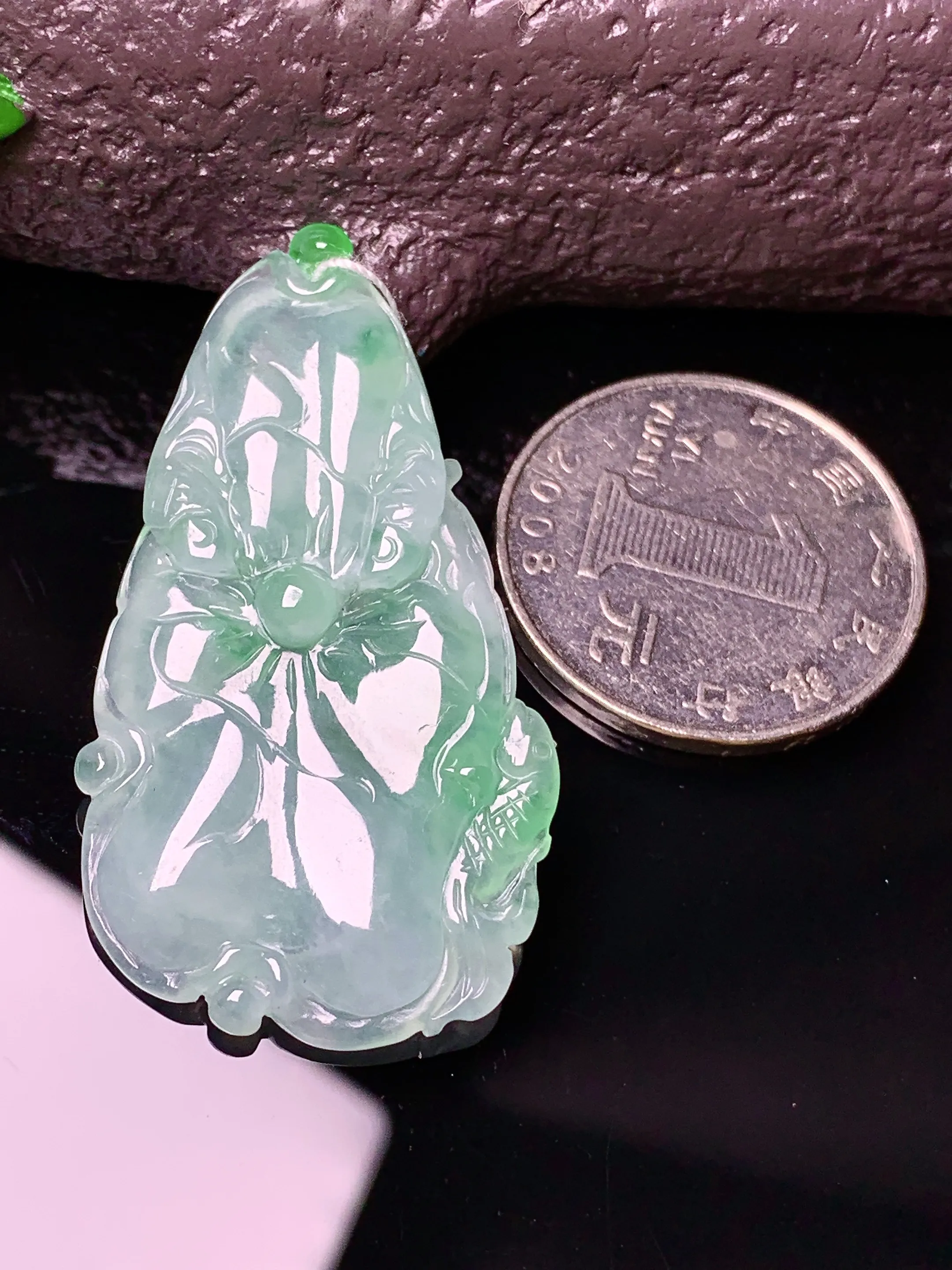飘绿荷叶牌吊坠 玉质细腻 水润亮眼 色泽艳丽 整体尺寸44.6*24.8*4.2