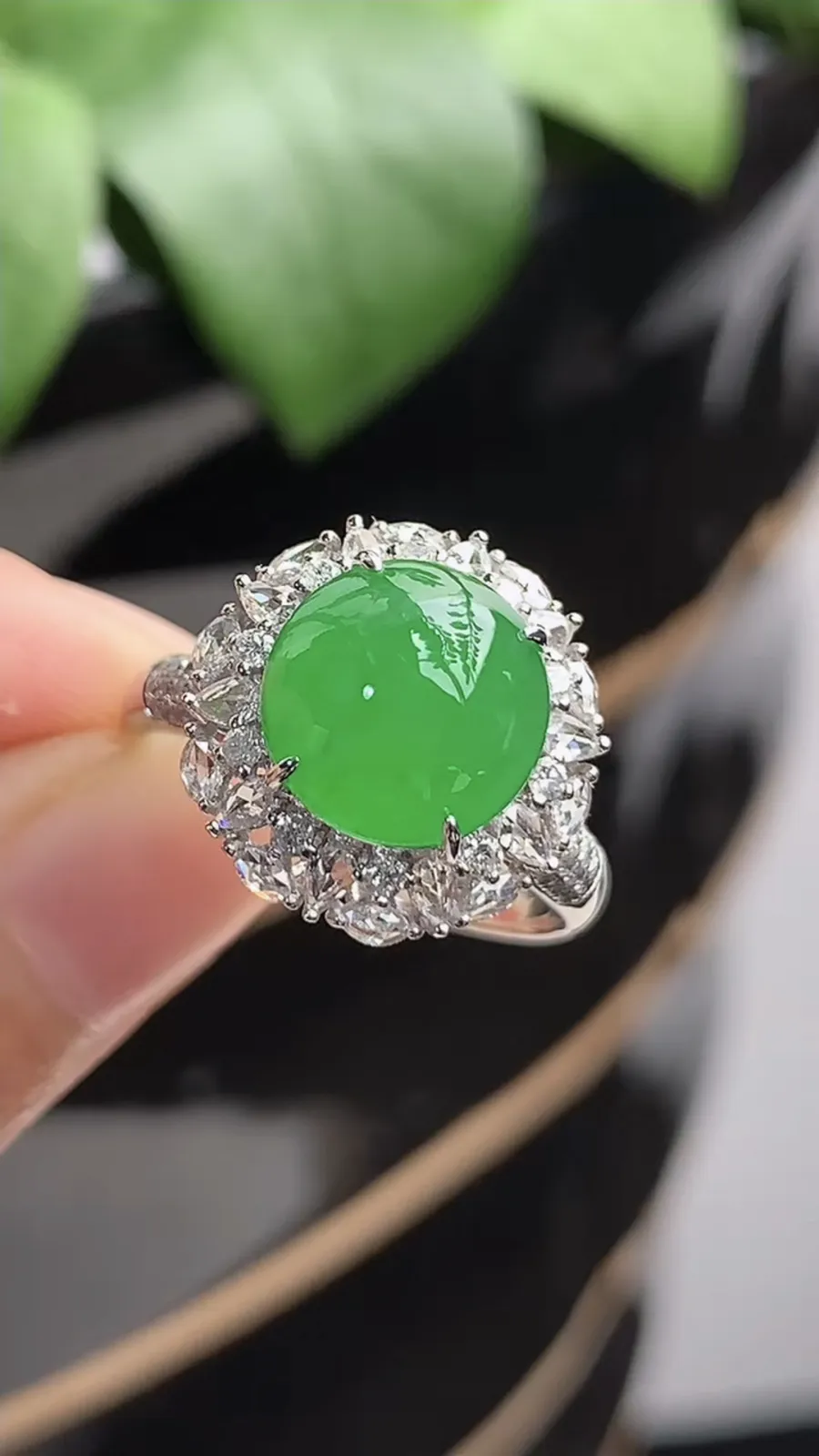 a货翡翠老坑冰种18K金伴钻镶嵌阳绿蛋面戒指 圈口17.4裸石尺寸9.6×9.2mm 重量4.45g