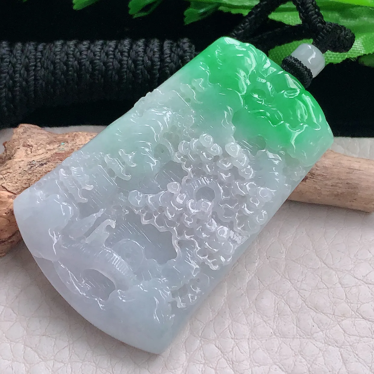 mut自然光53.2*34.8*6.8天然缅甸翡翠白底青山水 大好河山玉吊坠 玉挂件