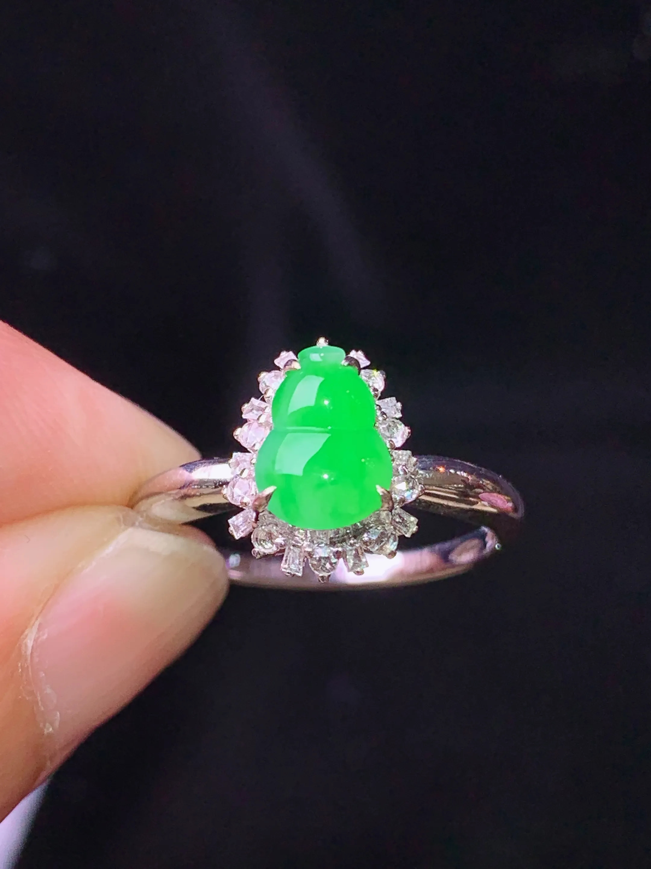 18k金钻镶嵌翠绿葫芦戒指 玉质细腻 水润亮眼 色泽艳丽 圈口12.5 整体尺寸11.2*8.8*7