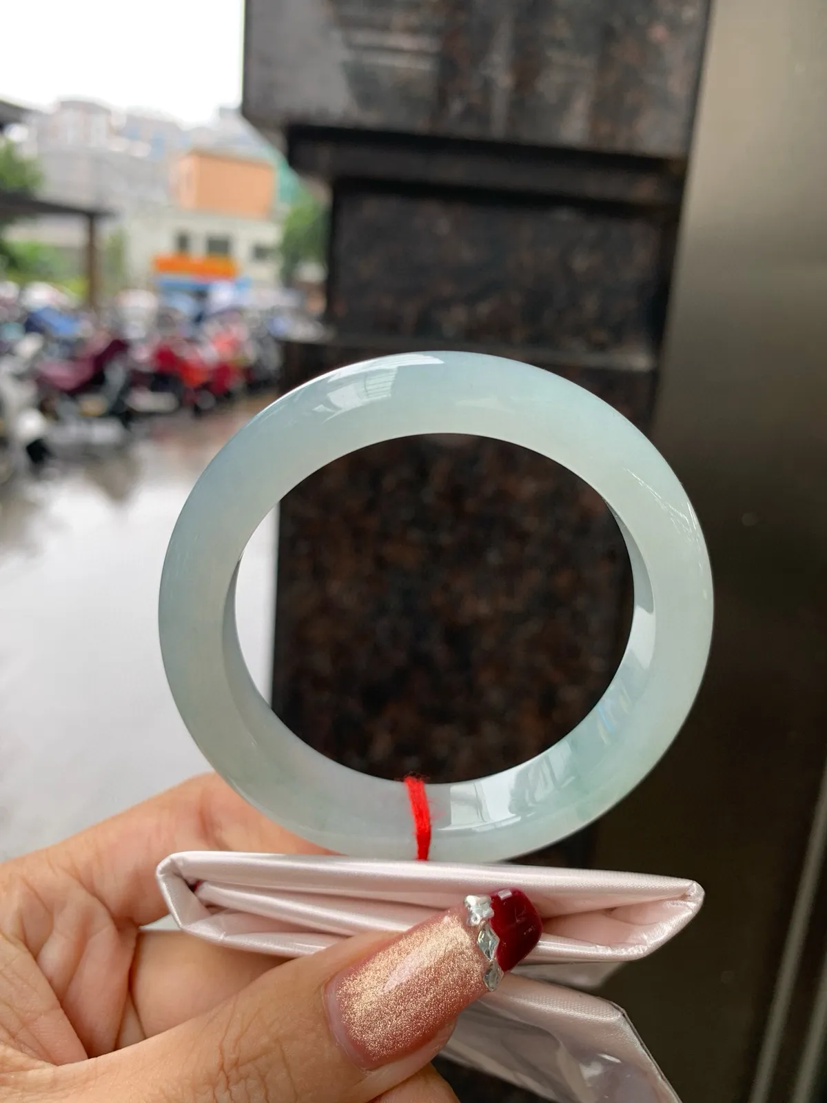 私人专拍
限时特惠链接
飘花正圈，完美，底妆水润细腻，几抹蓝花灵动飘逸，意境感十足，古典优雅又秀气