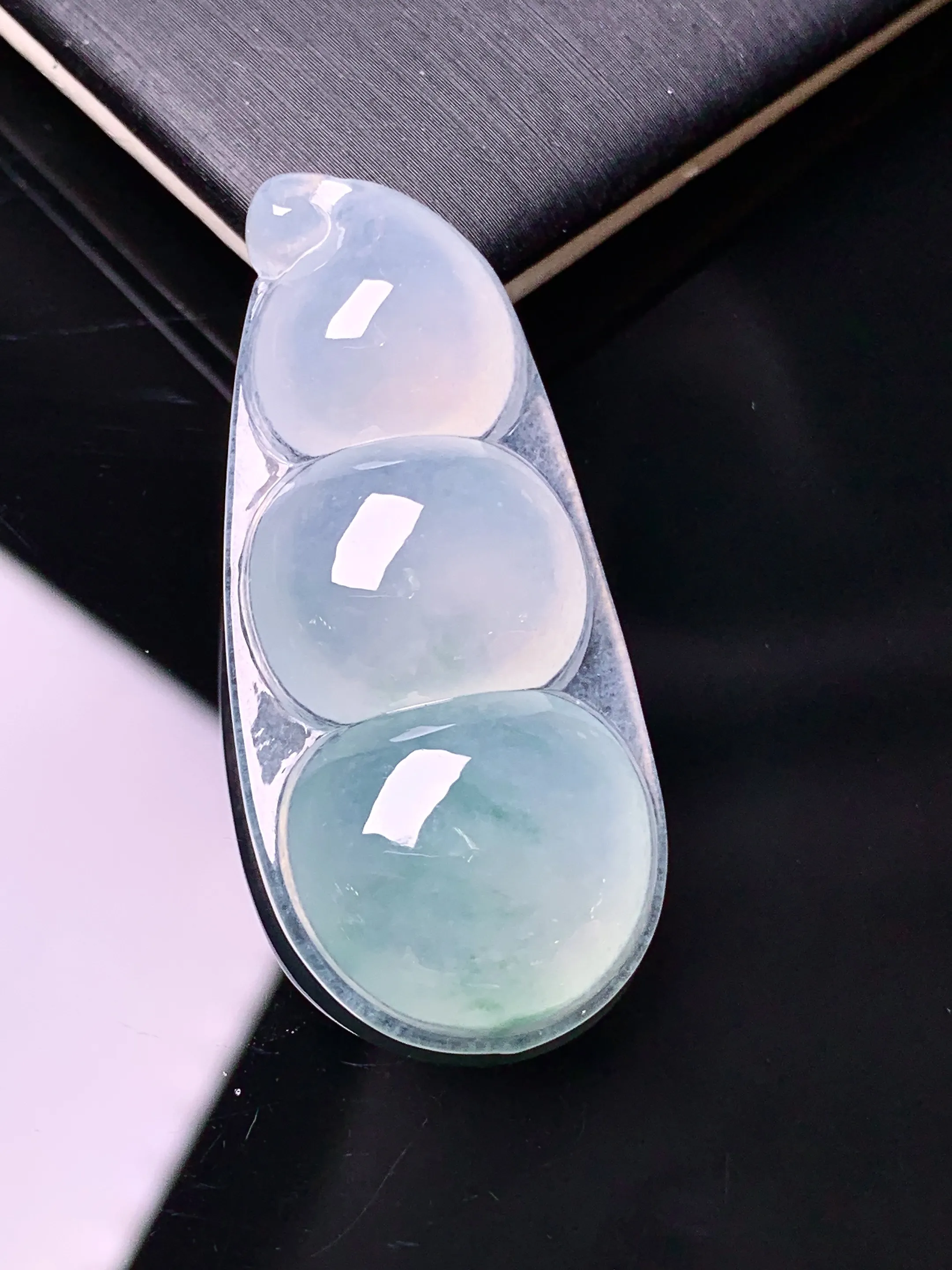 冰种四季豆吊坠 玉质细腻 水润亮眼 色泽艳丽 整体尺寸43.2*19.5*6.8