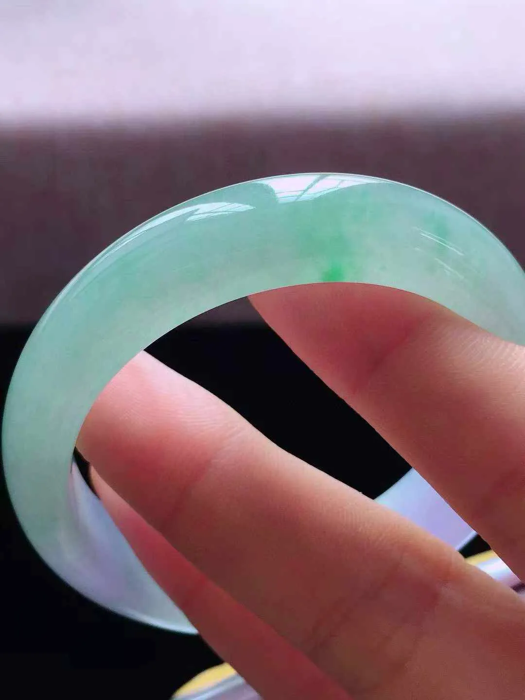 【翡翠名称】老种冰春彩56圈口贵妃翡翠手镯
【翡翠尺寸】56*48.2*12.5*7.2mm适合53-54.5正圈口佩戴
【翡翠描述】缅甸天然翡翠A货，种老水足，玉质细腻，色泽靓丽，性价比高，佩戴效果好！