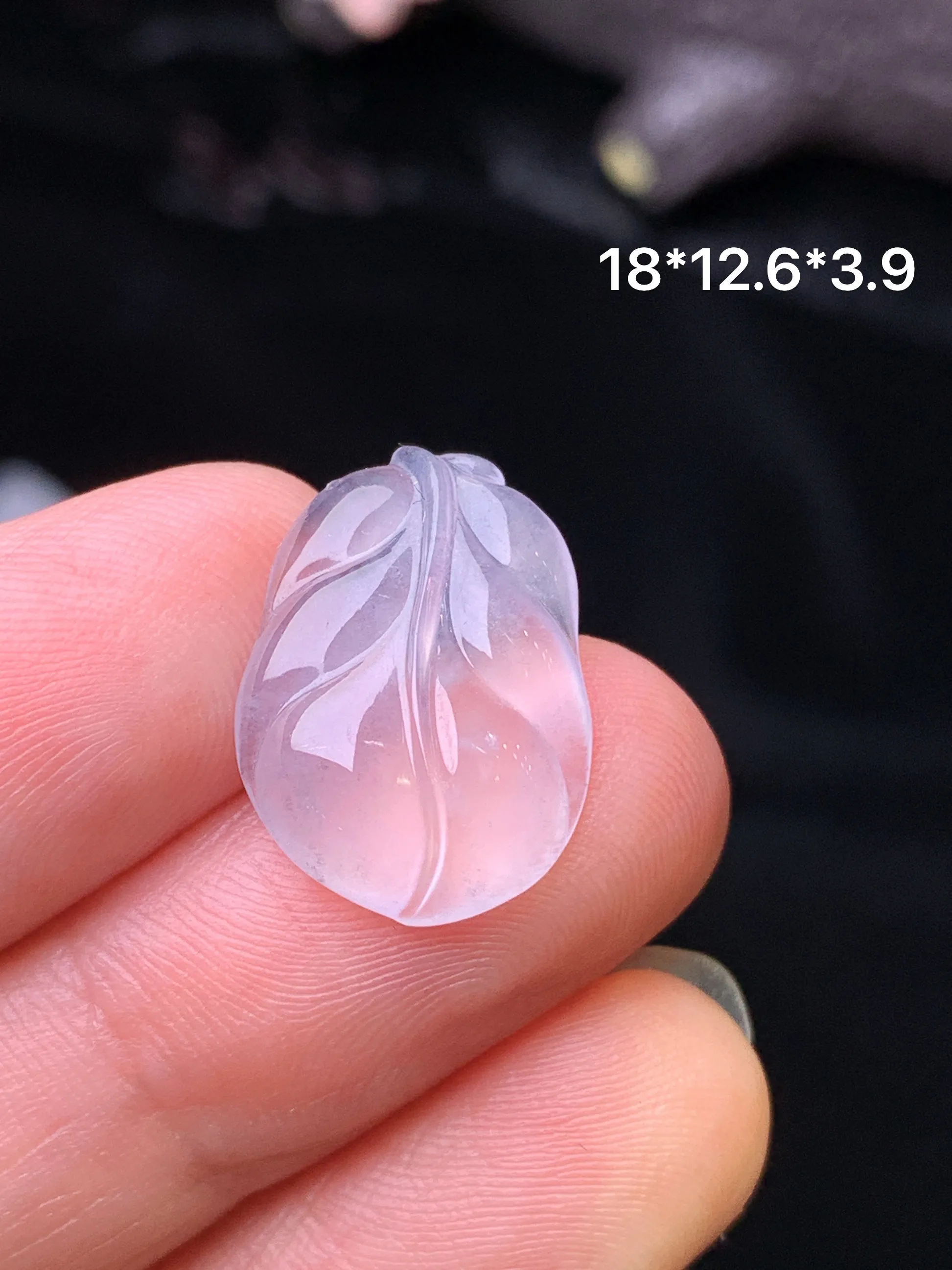 冰种树叶吊坠 玉质细腻 水润亮眼 色泽艳丽 整体尺寸18*12.6*3.9