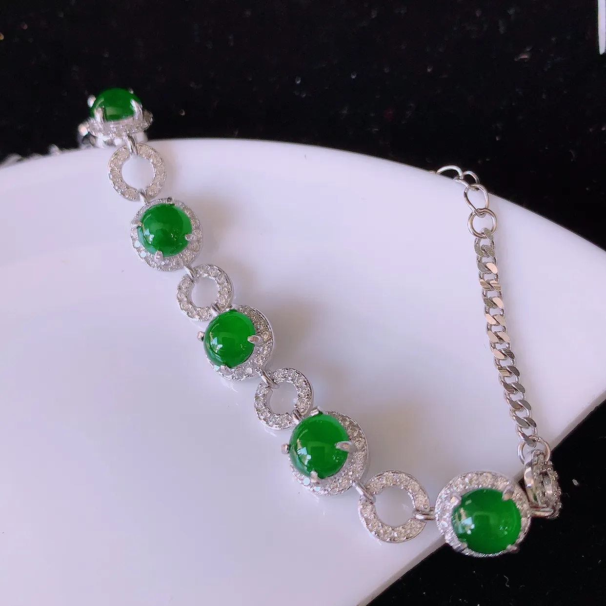 冰透满绿翡翠925银镶嵌手链，自然光实拍，翠色灵动，颜色漂亮，种老水足，品相佳，佩戴佳品！#97.7取一整体7.8*7.5*5.2裸石5.5*5.5