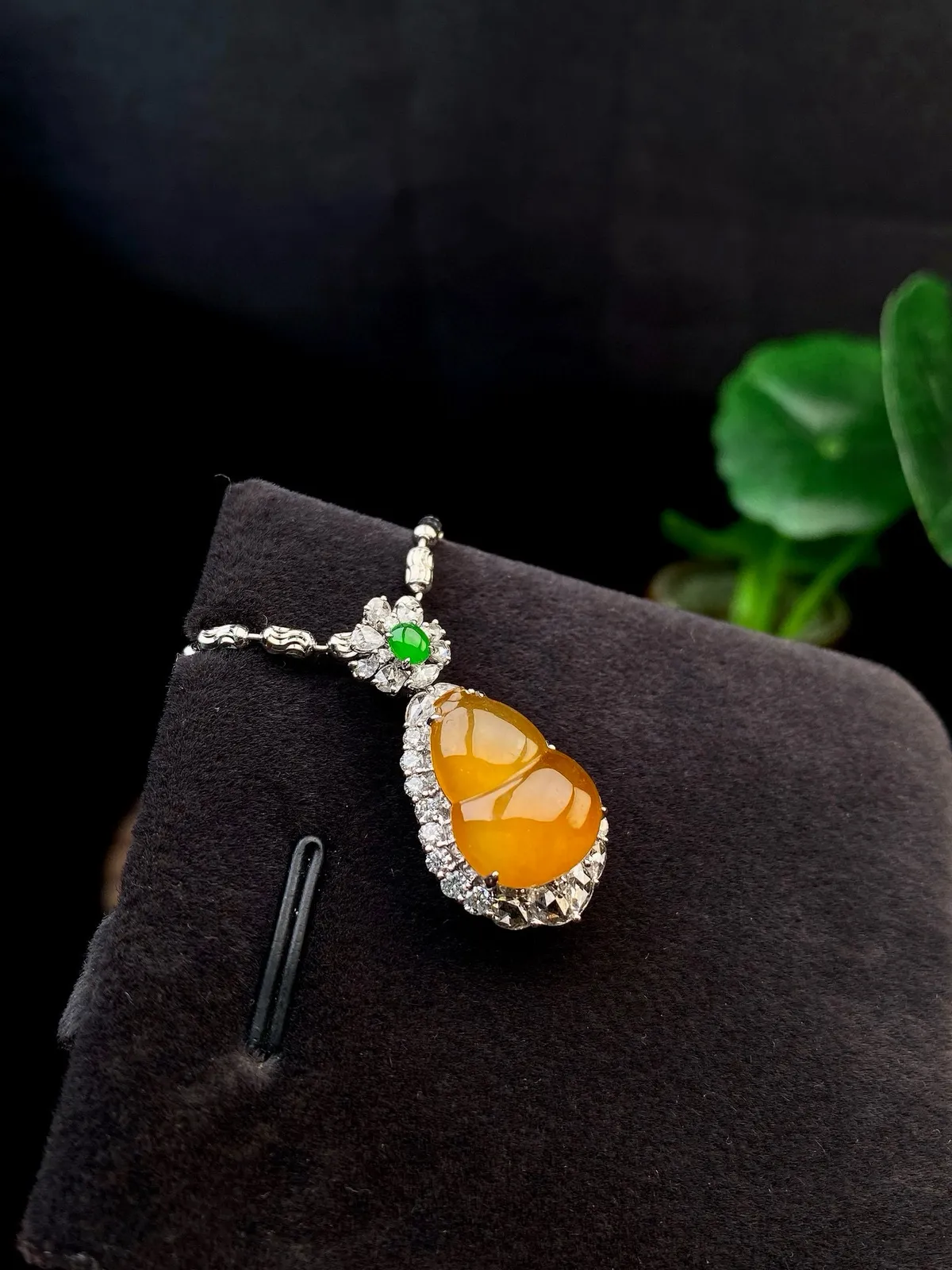 【冰种黄翡葫芦吊坠】质地细腻，冰感十足，晶莹透亮，18K金钻镶嵌，裸石尺寸14.1*10.5*3.5