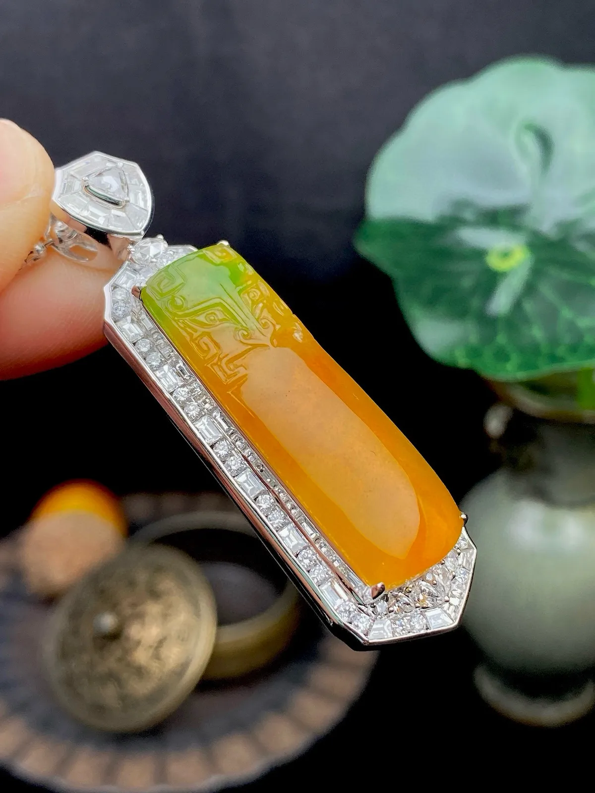 【冰种黄翡飘绿仿古无事柱】质地细腻，冰润透亮，光泽出众，冰感十足，18k金古法镶嵌，裸石尺寸30.8*10.7*4.1毫米