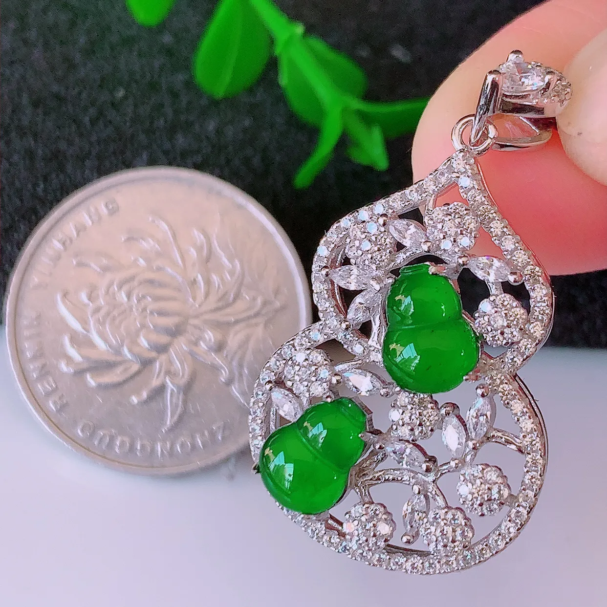 冰透满绿翡翠925银镶嵌葫芦吊坠，自然光实拍，翠色灵动，颜色漂亮，种老水足，品相佳，佩戴佳品！#97.7整体35*20*7.5裸石8*5.8