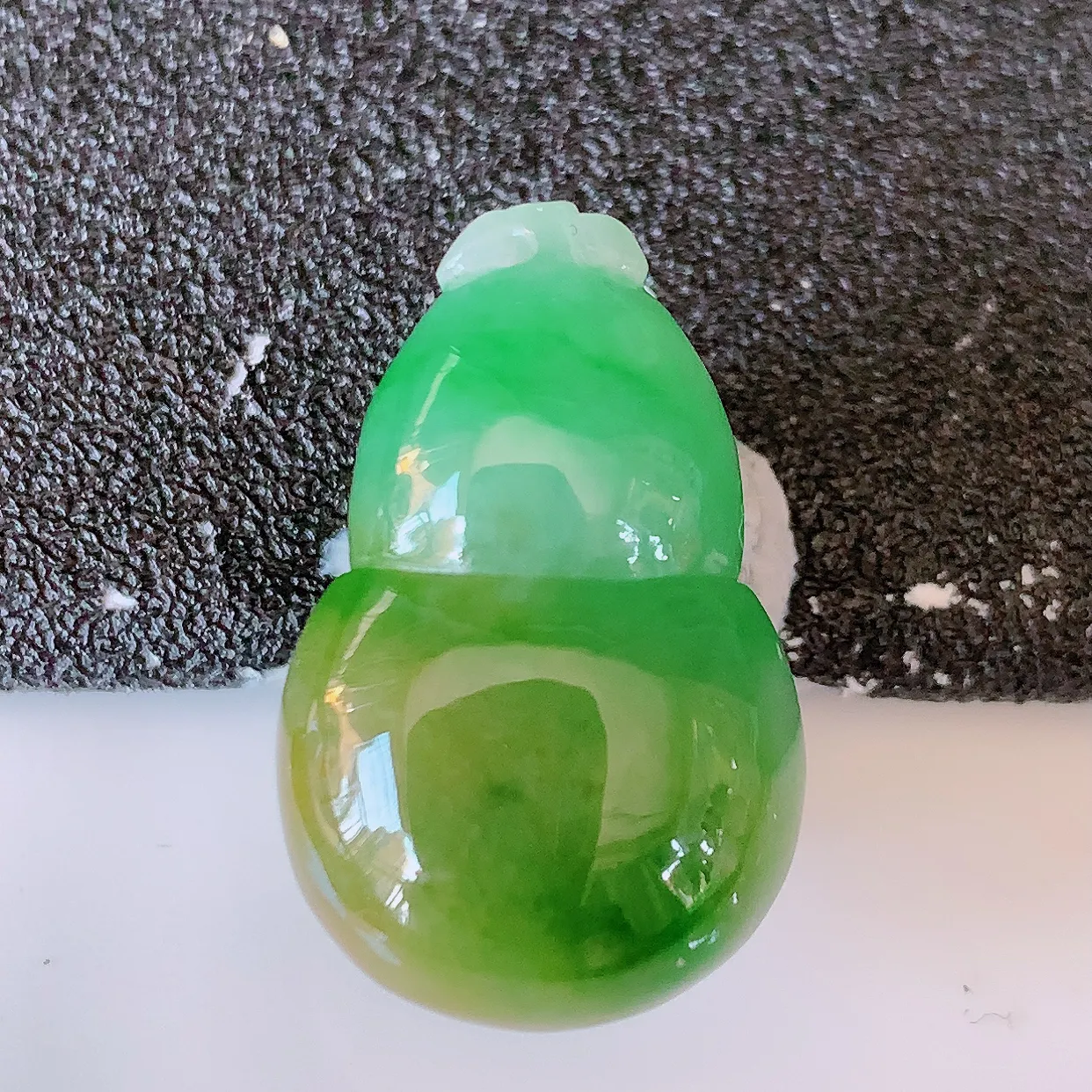 自然光实拍，冰润黄加绿翡翠葫芦蛋面，寓意福禄双全，财源滚滚，清新脱俗，佩戴效果优雅迷人！#05.7