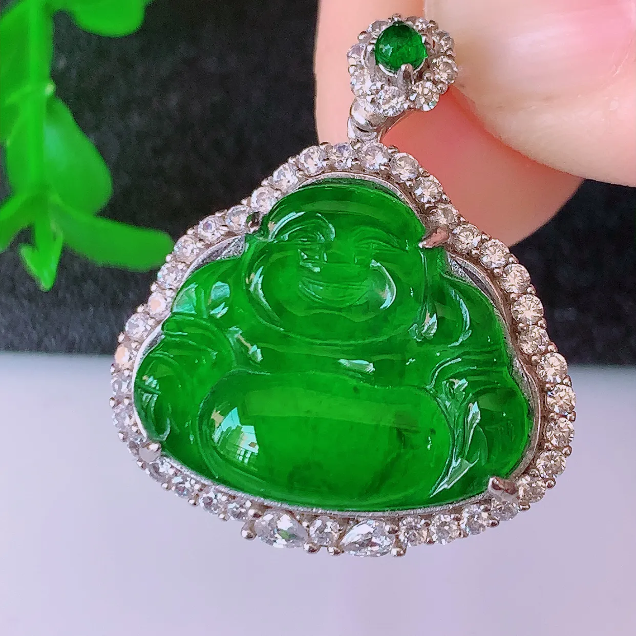 冰透满绿翡翠925银镶嵌佛公吊坠，自然光实拍，翠色灵动，颜色漂亮，种老水足，品相佳，佩戴佳品！#97.7整体27.5*24.5*7.8裸石20*16.5