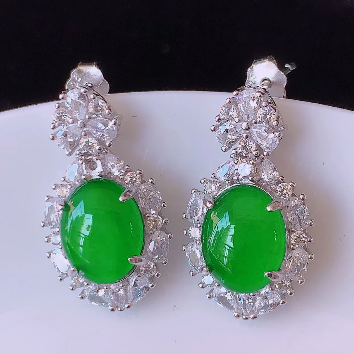 冰透满绿翡翠925银镶嵌耳坠，自然光实拍，翠色灵动，颜色漂亮，种老水足，品相佳，佩戴佳品！#97.7整体22*12.5*6.5裸石10*7.8